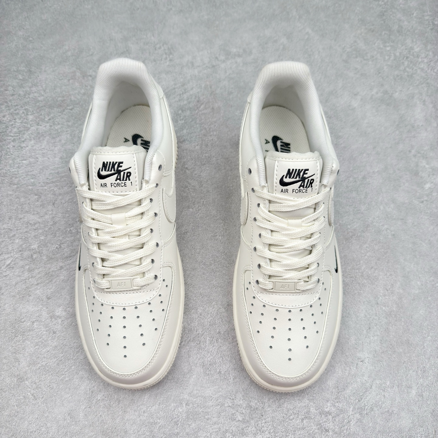 图片[2]-＃XT纯原 NK Air Force 1´07 Low 空军一号低帮百搭休闲运动板鞋 HF1058-133 顶级批次 2022全新楦头鞋型 鱼鳞大底 历时开发三个月 清洁度完美 二维码鞋标 内置芯片及solo气垫 大底高度及其弧度依照正品 钢印 logo刺绣 鞋口弧度 鞋头长度 鞋面冲孔 鞋垫背胶及钢印 完美鞋型对比正品 每一处都是细节满满 柔软、弹性十足的缓震性能和出色的中底设计 横跨复古与现代的外型结合 造就出风靡全球 三十多年的Force 1 直到今天还深受青睐 实拍调校N版已经零色差零失真 百分百还原实物色彩所见即所得 不存在货不对板色差等低级问题 选购参考实物拍摄 不混卖不参货 只用心做好货严格选品 承诺混一赔十 尺码：36 36.5 37.5 38 38.5 39 40 40.5 41 42 42.5 43 44 44.5 45-选品中心