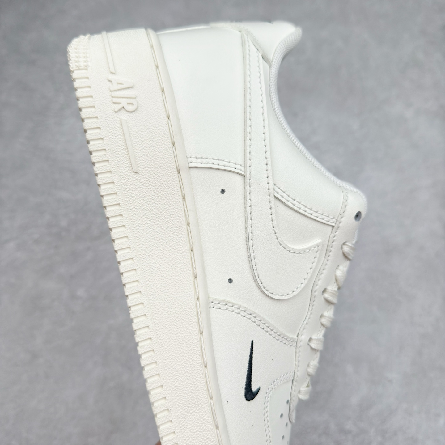 图片[6]-＃XT纯原 NK Air Force 1´07 Low 空军一号低帮百搭休闲运动板鞋 HF1058-133 顶级批次 2022全新楦头鞋型 鱼鳞大底 历时开发三个月 清洁度完美 二维码鞋标 内置芯片及solo气垫 大底高度及其弧度依照正品 钢印 logo刺绣 鞋口弧度 鞋头长度 鞋面冲孔 鞋垫背胶及钢印 完美鞋型对比正品 每一处都是细节满满 柔软、弹性十足的缓震性能和出色的中底设计 横跨复古与现代的外型结合 造就出风靡全球 三十多年的Force 1 直到今天还深受青睐 实拍调校N版已经零色差零失真 百分百还原实物色彩所见即所得 不存在货不对板色差等低级问题 选购参考实物拍摄 不混卖不参货 只用心做好货严格选品 承诺混一赔十 尺码：36 36.5 37.5 38 38.5 39 40 40.5 41 42 42.5 43 44 44.5 45-选品中心