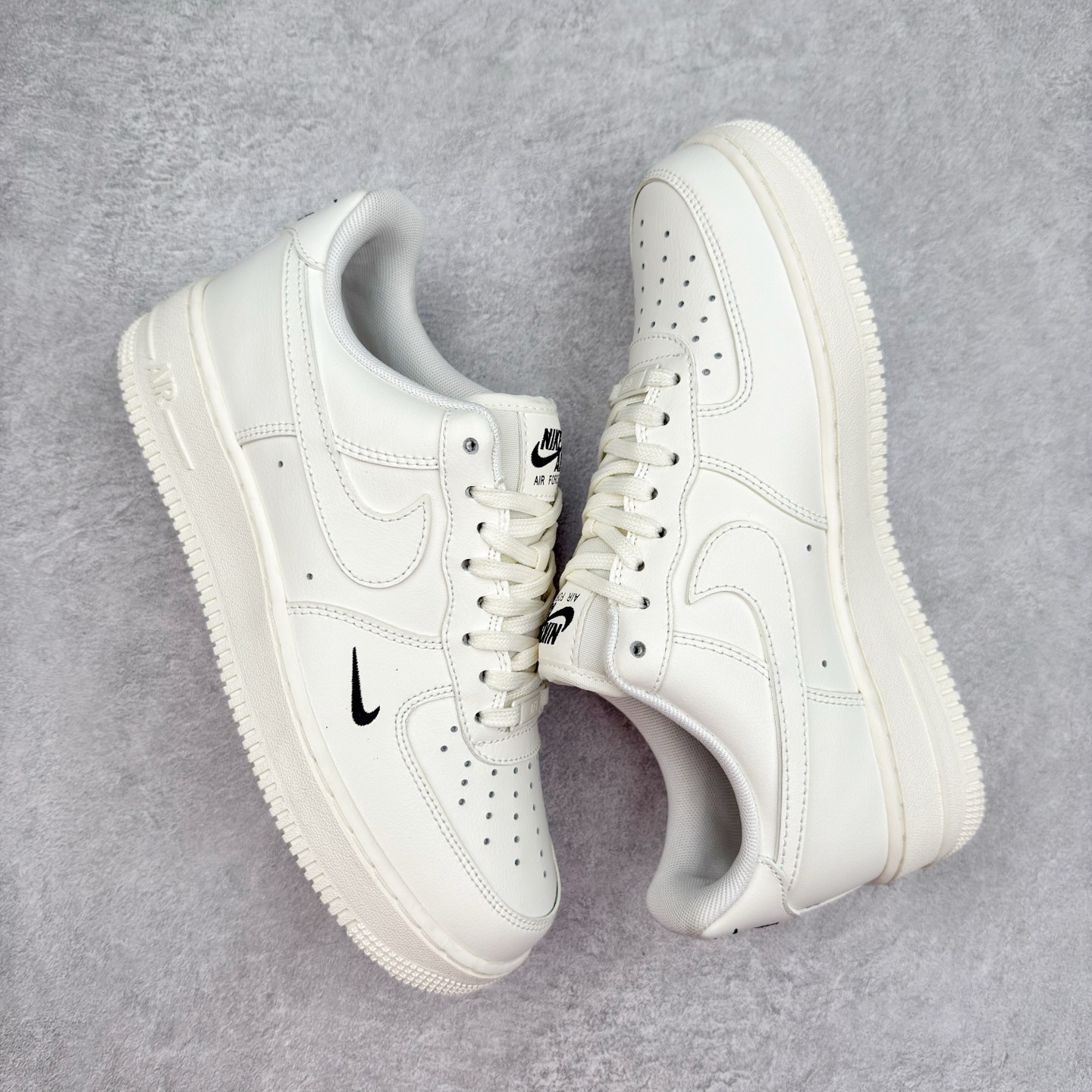 图片[3]-＃XT纯原 NK Air Force 1´07 Low 空军一号低帮百搭休闲运动板鞋 HF1058-133 顶级批次 2022全新楦头鞋型 鱼鳞大底 历时开发三个月 清洁度完美 二维码鞋标 内置芯片及solo气垫 大底高度及其弧度依照正品 钢印 logo刺绣 鞋口弧度 鞋头长度 鞋面冲孔 鞋垫背胶及钢印 完美鞋型对比正品 每一处都是细节满满 柔软、弹性十足的缓震性能和出色的中底设计 横跨复古与现代的外型结合 造就出风靡全球 三十多年的Force 1 直到今天还深受青睐 实拍调校N版已经零色差零失真 百分百还原实物色彩所见即所得 不存在货不对板色差等低级问题 选购参考实物拍摄 不混卖不参货 只用心做好货严格选品 承诺混一赔十 尺码：36 36.5 37.5 38 38.5 39 40 40.5 41 42 42.5 43 44 44.5 45-选品中心