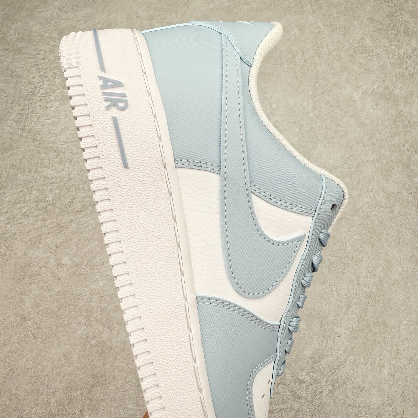 图片[6]-＃XT纯原 NK Air Force 1´07 Low 空军一号低帮百搭休闲运动板鞋 FZ4627-400 顶级批次 2022全新楦头鞋型 鱼鳞大底 历时开发三个月 清洁度完美 二维码鞋标 内置芯片及solo气垫 大底高度及其弧度依照正品 钢印 logo刺绣 鞋口弧度 鞋头长度 鞋面冲孔 鞋垫背胶及钢印 完美鞋型对比正品 每一处都是细节满满 柔软、弹性十足的缓震性能和出色的中底设计 横跨复古与现代的外型结合 造就出风靡全球 三十多年的Force 1 直到今天还深受青睐 实拍调校N版已经零色差零失真 百分百还原实物色彩所见即所得 不存在货不对板色差等低级问题 选购参考实物拍摄 不混卖不参货 只用心做好货严格选品 承诺混一赔十 尺码：36 36.5 37.5 38 38.5 39 40 40.5 41 42 42.5 43 44 44.5 45-选品中心