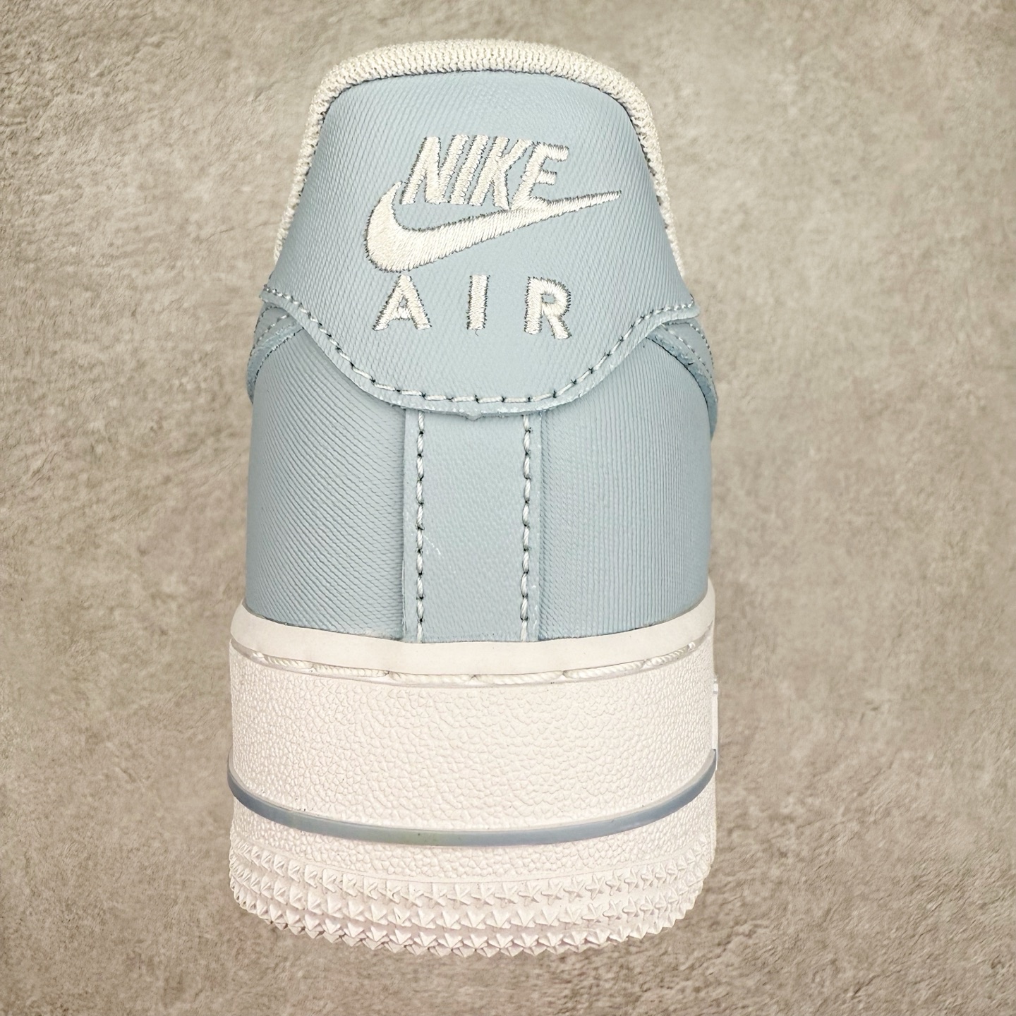 图片[8]-＃XT纯原 NK Air Force 1´07 Low 空军一号低帮百搭休闲运动板鞋 FZ4627-400 顶级批次 2022全新楦头鞋型 鱼鳞大底 历时开发三个月 清洁度完美 二维码鞋标 内置芯片及solo气垫 大底高度及其弧度依照正品 钢印 logo刺绣 鞋口弧度 鞋头长度 鞋面冲孔 鞋垫背胶及钢印 完美鞋型对比正品 每一处都是细节满满 柔软、弹性十足的缓震性能和出色的中底设计 横跨复古与现代的外型结合 造就出风靡全球 三十多年的Force 1 直到今天还深受青睐 实拍调校N版已经零色差零失真 百分百还原实物色彩所见即所得 不存在货不对板色差等低级问题 选购参考实物拍摄 不混卖不参货 只用心做好货严格选品 承诺混一赔十 尺码：36 36.5 37.5 38 38.5 39 40 40.5 41 42 42.5 43 44 44.5 45-选品中心