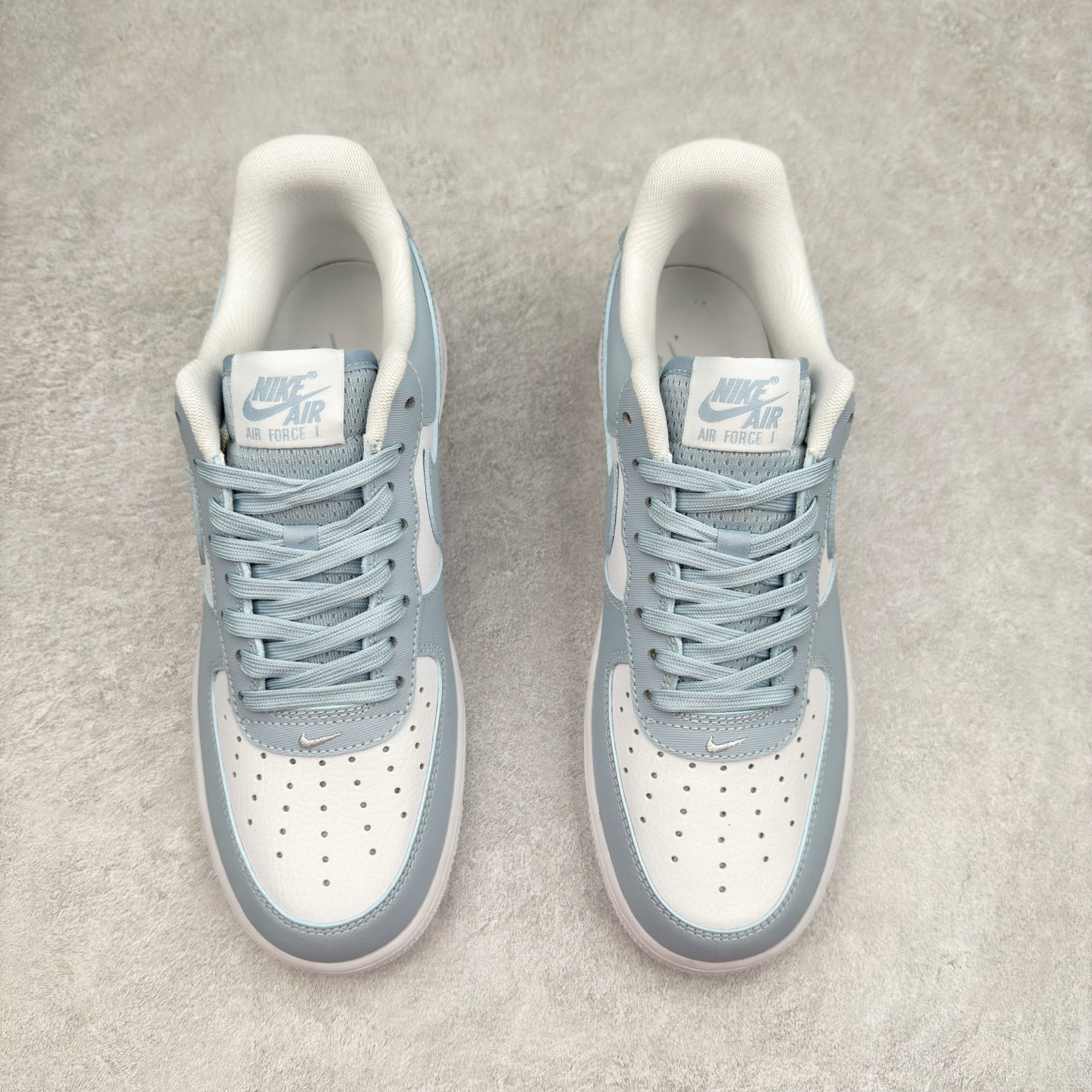 图片[2]-＃XT纯原 NK Air Force 1´07 Low 空军一号低帮百搭休闲运动板鞋 FZ4627-400 顶级批次 2022全新楦头鞋型 鱼鳞大底 历时开发三个月 清洁度完美 二维码鞋标 内置芯片及solo气垫 大底高度及其弧度依照正品 钢印 logo刺绣 鞋口弧度 鞋头长度 鞋面冲孔 鞋垫背胶及钢印 完美鞋型对比正品 每一处都是细节满满 柔软、弹性十足的缓震性能和出色的中底设计 横跨复古与现代的外型结合 造就出风靡全球 三十多年的Force 1 直到今天还深受青睐 实拍调校N版已经零色差零失真 百分百还原实物色彩所见即所得 不存在货不对板色差等低级问题 选购参考实物拍摄 不混卖不参货 只用心做好货严格选品 承诺混一赔十 尺码：36 36.5 37.5 38 38.5 39 40 40.5 41 42 42.5 43 44 44.5 45-选品中心