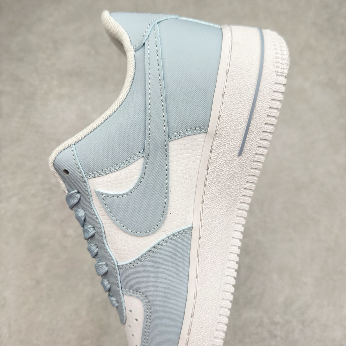 图片[7]-＃XT纯原 NK Air Force 1´07 Low 空军一号低帮百搭休闲运动板鞋 FZ4627-400 顶级批次 2022全新楦头鞋型 鱼鳞大底 历时开发三个月 清洁度完美 二维码鞋标 内置芯片及solo气垫 大底高度及其弧度依照正品 钢印 logo刺绣 鞋口弧度 鞋头长度 鞋面冲孔 鞋垫背胶及钢印 完美鞋型对比正品 每一处都是细节满满 柔软、弹性十足的缓震性能和出色的中底设计 横跨复古与现代的外型结合 造就出风靡全球 三十多年的Force 1 直到今天还深受青睐 实拍调校N版已经零色差零失真 百分百还原实物色彩所见即所得 不存在货不对板色差等低级问题 选购参考实物拍摄 不混卖不参货 只用心做好货严格选品 承诺混一赔十 尺码：36 36.5 37.5 38 38.5 39 40 40.5 41 42 42.5 43 44 44.5 45-选品中心