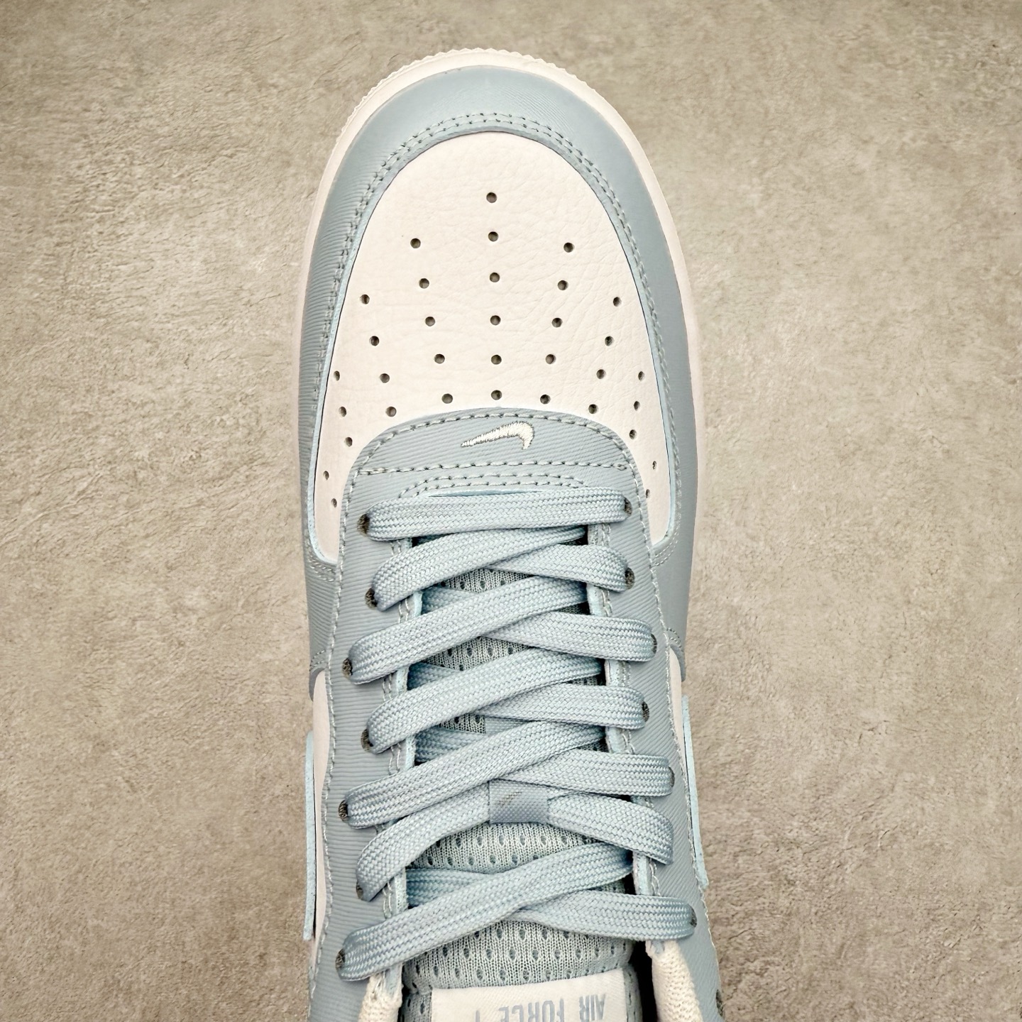 图片[4]-＃XT纯原 NK Air Force 1´07 Low 空军一号低帮百搭休闲运动板鞋 FZ4627-400 顶级批次 2022全新楦头鞋型 鱼鳞大底 历时开发三个月 清洁度完美 二维码鞋标 内置芯片及solo气垫 大底高度及其弧度依照正品 钢印 logo刺绣 鞋口弧度 鞋头长度 鞋面冲孔 鞋垫背胶及钢印 完美鞋型对比正品 每一处都是细节满满 柔软、弹性十足的缓震性能和出色的中底设计 横跨复古与现代的外型结合 造就出风靡全球 三十多年的Force 1 直到今天还深受青睐 实拍调校N版已经零色差零失真 百分百还原实物色彩所见即所得 不存在货不对板色差等低级问题 选购参考实物拍摄 不混卖不参货 只用心做好货严格选品 承诺混一赔十 尺码：36 36.5 37.5 38 38.5 39 40 40.5 41 42 42.5 43 44 44.5 45-选品中心