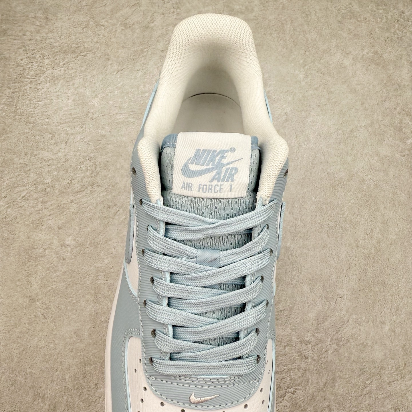 图片[5]-＃XT纯原 NK Air Force 1´07 Low 空军一号低帮百搭休闲运动板鞋 FZ4627-400 顶级批次 2022全新楦头鞋型 鱼鳞大底 历时开发三个月 清洁度完美 二维码鞋标 内置芯片及solo气垫 大底高度及其弧度依照正品 钢印 logo刺绣 鞋口弧度 鞋头长度 鞋面冲孔 鞋垫背胶及钢印 完美鞋型对比正品 每一处都是细节满满 柔软、弹性十足的缓震性能和出色的中底设计 横跨复古与现代的外型结合 造就出风靡全球 三十多年的Force 1 直到今天还深受青睐 实拍调校N版已经零色差零失真 百分百还原实物色彩所见即所得 不存在货不对板色差等低级问题 选购参考实物拍摄 不混卖不参货 只用心做好货严格选品 承诺混一赔十 尺码：36 36.5 37.5 38 38.5 39 40 40.5 41 42 42.5 43 44 44.5 45-选品中心