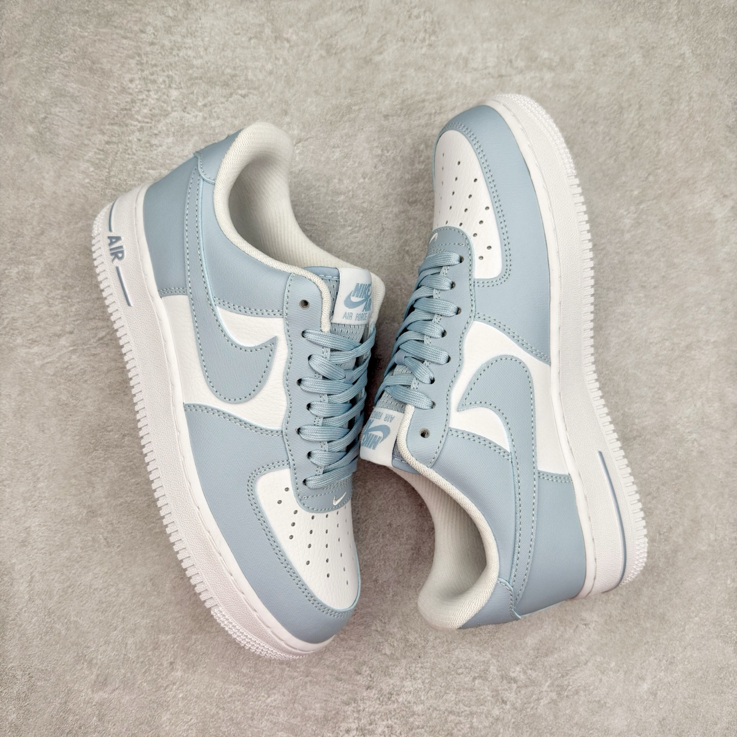 图片[3]-＃XT纯原 NK Air Force 1´07 Low 空军一号低帮百搭休闲运动板鞋 FZ4627-400 顶级批次 2022全新楦头鞋型 鱼鳞大底 历时开发三个月 清洁度完美 二维码鞋标 内置芯片及solo气垫 大底高度及其弧度依照正品 钢印 logo刺绣 鞋口弧度 鞋头长度 鞋面冲孔 鞋垫背胶及钢印 完美鞋型对比正品 每一处都是细节满满 柔软、弹性十足的缓震性能和出色的中底设计 横跨复古与现代的外型结合 造就出风靡全球 三十多年的Force 1 直到今天还深受青睐 实拍调校N版已经零色差零失真 百分百还原实物色彩所见即所得 不存在货不对板色差等低级问题 选购参考实物拍摄 不混卖不参货 只用心做好货严格选品 承诺混一赔十 尺码：36 36.5 37.5 38 38.5 39 40 40.5 41 42 42.5 43 44 44.5 45-选品中心