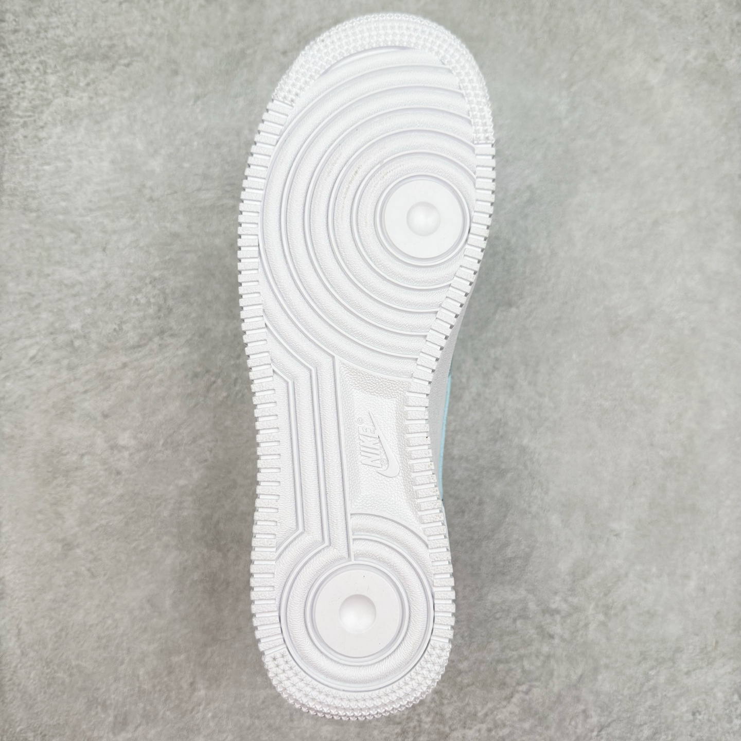 图片[9]-＃XT纯原 NK Air Force 1´07 Low 空军一号低帮百搭休闲运动板鞋 FZ4627-400 顶级批次 2022全新楦头鞋型 鱼鳞大底 历时开发三个月 清洁度完美 二维码鞋标 内置芯片及solo气垫 大底高度及其弧度依照正品 钢印 logo刺绣 鞋口弧度 鞋头长度 鞋面冲孔 鞋垫背胶及钢印 完美鞋型对比正品 每一处都是细节满满 柔软、弹性十足的缓震性能和出色的中底设计 横跨复古与现代的外型结合 造就出风靡全球 三十多年的Force 1 直到今天还深受青睐 实拍调校N版已经零色差零失真 百分百还原实物色彩所见即所得 不存在货不对板色差等低级问题 选购参考实物拍摄 不混卖不参货 只用心做好货严格选品 承诺混一赔十 尺码：36 36.5 37.5 38 38.5 39 40 40.5 41 42 42.5 43 44 44.5 45-选品中心