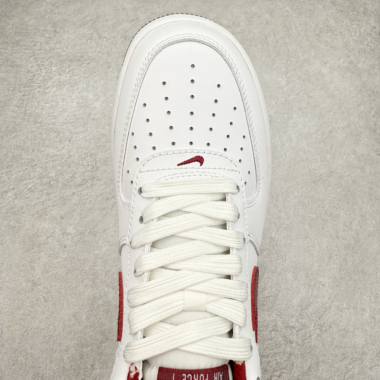 图片[4]-＃XT纯原 NK Air Force 1´07 Low 空军一号低帮百搭休闲运动板鞋 FV5948-105 顶级批次 2022全新楦头鞋型 鱼鳞大底 历时开发三个月 清洁度完美 二维码鞋标 内置芯片及solo气垫 大底高度及其弧度依照正品 钢印 logo刺绣 鞋口弧度 鞋头长度 鞋面冲孔 鞋垫背胶及钢印 完美鞋型对比正品 每一处都是细节满满 柔软、弹性十足的缓震性能和出色的中底设计 横跨复古与现代的外型结合 造就出风靡全球 三十多年的Force 1 直到今天还深受青睐 实拍调校N版已经零色差零失真 百分百还原实物色彩所见即所得 不存在货不对板色差等低级问题 选购参考实物拍摄 不混卖不参货 只用心做好货严格选品 承诺混一赔十 尺码：36 36.5 37.5 38 38.5 39 40 40.5 41 42 42.5 43 44 44.5 45-选品中心