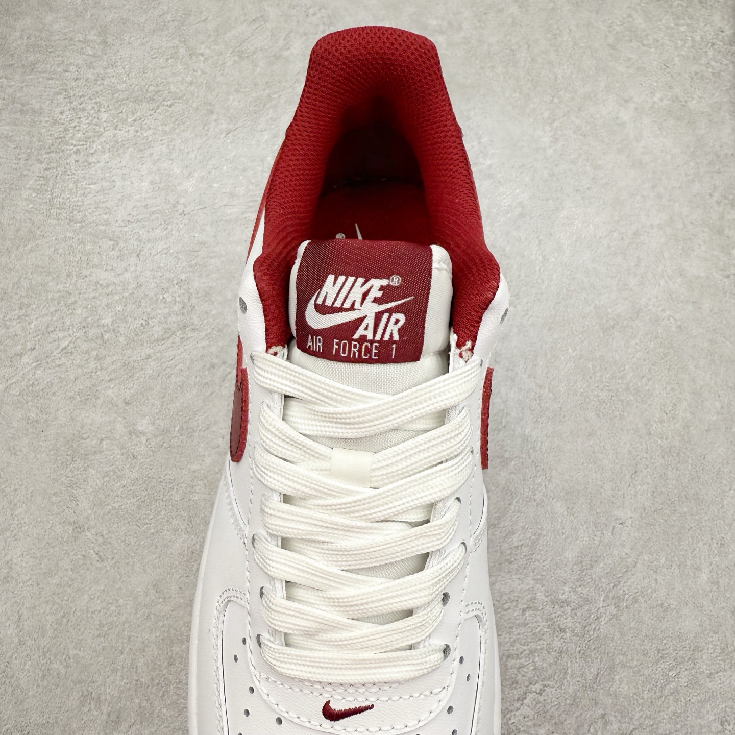 图片[5]-＃XT纯原 NK Air Force 1´07 Low 空军一号低帮百搭休闲运动板鞋 FV5948-105 顶级批次 2022全新楦头鞋型 鱼鳞大底 历时开发三个月 清洁度完美 二维码鞋标 内置芯片及solo气垫 大底高度及其弧度依照正品 钢印 logo刺绣 鞋口弧度 鞋头长度 鞋面冲孔 鞋垫背胶及钢印 完美鞋型对比正品 每一处都是细节满满 柔软、弹性十足的缓震性能和出色的中底设计 横跨复古与现代的外型结合 造就出风靡全球 三十多年的Force 1 直到今天还深受青睐 实拍调校N版已经零色差零失真 百分百还原实物色彩所见即所得 不存在货不对板色差等低级问题 选购参考实物拍摄 不混卖不参货 只用心做好货严格选品 承诺混一赔十 尺码：36 36.5 37.5 38 38.5 39 40 40.5 41 42 42.5 43 44 44.5 45-选品中心