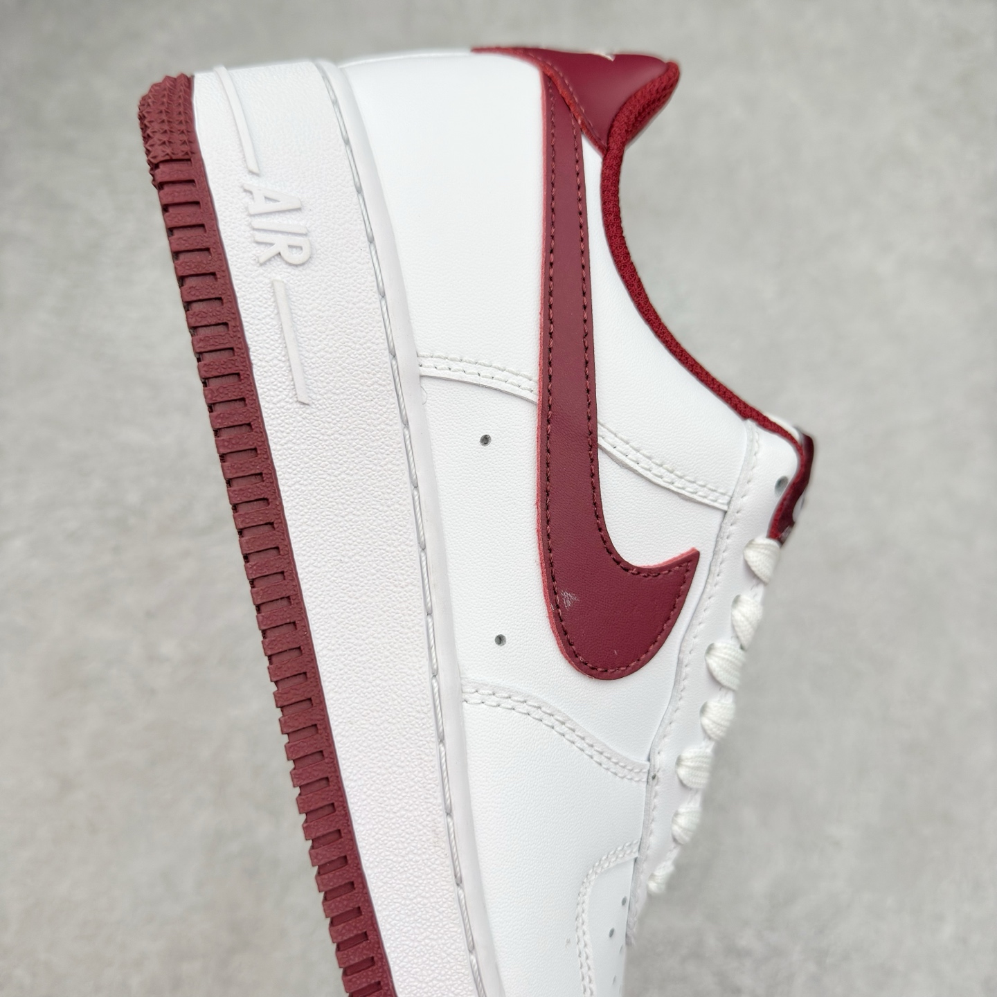 图片[6]-＃XT纯原 NK Air Force 1´07 Low 空军一号低帮百搭休闲运动板鞋 FV5948-105 顶级批次 2022全新楦头鞋型 鱼鳞大底 历时开发三个月 清洁度完美 二维码鞋标 内置芯片及solo气垫 大底高度及其弧度依照正品 钢印 logo刺绣 鞋口弧度 鞋头长度 鞋面冲孔 鞋垫背胶及钢印 完美鞋型对比正品 每一处都是细节满满 柔软、弹性十足的缓震性能和出色的中底设计 横跨复古与现代的外型结合 造就出风靡全球 三十多年的Force 1 直到今天还深受青睐 实拍调校N版已经零色差零失真 百分百还原实物色彩所见即所得 不存在货不对板色差等低级问题 选购参考实物拍摄 不混卖不参货 只用心做好货严格选品 承诺混一赔十 尺码：36 36.5 37.5 38 38.5 39 40 40.5 41 42 42.5 43 44 44.5 45-选品中心