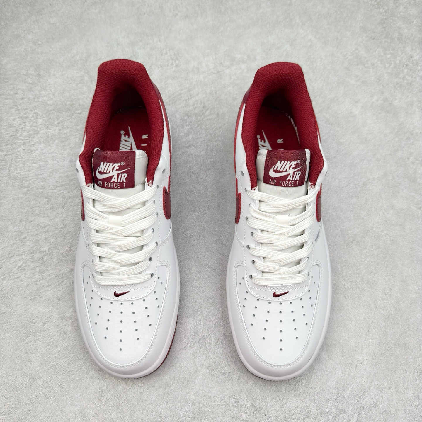 图片[2]-＃XT纯原 NK Air Force 1´07 Low 空军一号低帮百搭休闲运动板鞋 FV5948-105 顶级批次 2022全新楦头鞋型 鱼鳞大底 历时开发三个月 清洁度完美 二维码鞋标 内置芯片及solo气垫 大底高度及其弧度依照正品 钢印 logo刺绣 鞋口弧度 鞋头长度 鞋面冲孔 鞋垫背胶及钢印 完美鞋型对比正品 每一处都是细节满满 柔软、弹性十足的缓震性能和出色的中底设计 横跨复古与现代的外型结合 造就出风靡全球 三十多年的Force 1 直到今天还深受青睐 实拍调校N版已经零色差零失真 百分百还原实物色彩所见即所得 不存在货不对板色差等低级问题 选购参考实物拍摄 不混卖不参货 只用心做好货严格选品 承诺混一赔十 尺码：36 36.5 37.5 38 38.5 39 40 40.5 41 42 42.5 43 44 44.5 45-选品中心