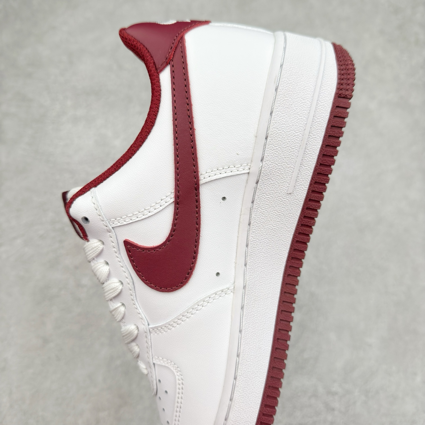 图片[7]-＃XT纯原 NK Air Force 1´07 Low 空军一号低帮百搭休闲运动板鞋 FV5948-105 顶级批次 2022全新楦头鞋型 鱼鳞大底 历时开发三个月 清洁度完美 二维码鞋标 内置芯片及solo气垫 大底高度及其弧度依照正品 钢印 logo刺绣 鞋口弧度 鞋头长度 鞋面冲孔 鞋垫背胶及钢印 完美鞋型对比正品 每一处都是细节满满 柔软、弹性十足的缓震性能和出色的中底设计 横跨复古与现代的外型结合 造就出风靡全球 三十多年的Force 1 直到今天还深受青睐 实拍调校N版已经零色差零失真 百分百还原实物色彩所见即所得 不存在货不对板色差等低级问题 选购参考实物拍摄 不混卖不参货 只用心做好货严格选品 承诺混一赔十 尺码：36 36.5 37.5 38 38.5 39 40 40.5 41 42 42.5 43 44 44.5 45-选品中心