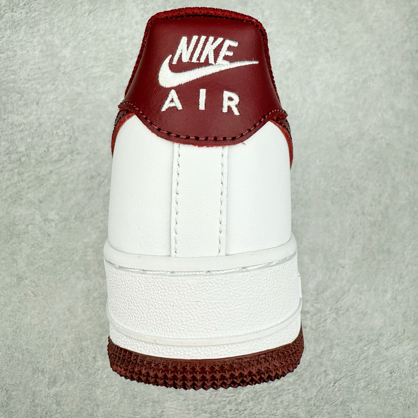 图片[8]-＃XT纯原 NK Air Force 1´07 Low 空军一号低帮百搭休闲运动板鞋 FV5948-105 顶级批次 2022全新楦头鞋型 鱼鳞大底 历时开发三个月 清洁度完美 二维码鞋标 内置芯片及solo气垫 大底高度及其弧度依照正品 钢印 logo刺绣 鞋口弧度 鞋头长度 鞋面冲孔 鞋垫背胶及钢印 完美鞋型对比正品 每一处都是细节满满 柔软、弹性十足的缓震性能和出色的中底设计 横跨复古与现代的外型结合 造就出风靡全球 三十多年的Force 1 直到今天还深受青睐 实拍调校N版已经零色差零失真 百分百还原实物色彩所见即所得 不存在货不对板色差等低级问题 选购参考实物拍摄 不混卖不参货 只用心做好货严格选品 承诺混一赔十 尺码：36 36.5 37.5 38 38.5 39 40 40.5 41 42 42.5 43 44 44.5 45-选品中心