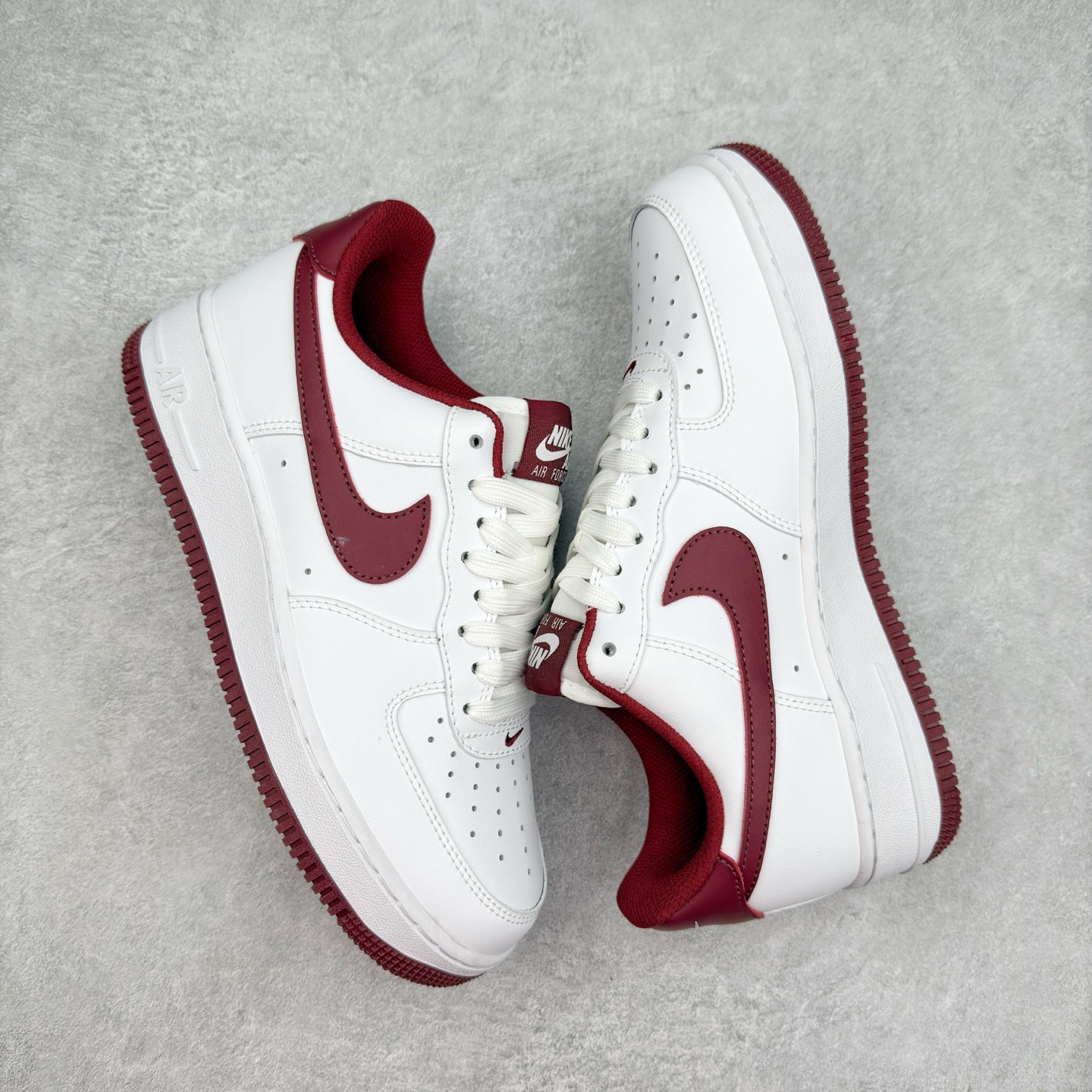 图片[3]-＃XT纯原 NK Air Force 1´07 Low 空军一号低帮百搭休闲运动板鞋 FV5948-105 顶级批次 2022全新楦头鞋型 鱼鳞大底 历时开发三个月 清洁度完美 二维码鞋标 内置芯片及solo气垫 大底高度及其弧度依照正品 钢印 logo刺绣 鞋口弧度 鞋头长度 鞋面冲孔 鞋垫背胶及钢印 完美鞋型对比正品 每一处都是细节满满 柔软、弹性十足的缓震性能和出色的中底设计 横跨复古与现代的外型结合 造就出风靡全球 三十多年的Force 1 直到今天还深受青睐 实拍调校N版已经零色差零失真 百分百还原实物色彩所见即所得 不存在货不对板色差等低级问题 选购参考实物拍摄 不混卖不参货 只用心做好货严格选品 承诺混一赔十 尺码：36 36.5 37.5 38 38.5 39 40 40.5 41 42 42.5 43 44 44.5 45-选品中心