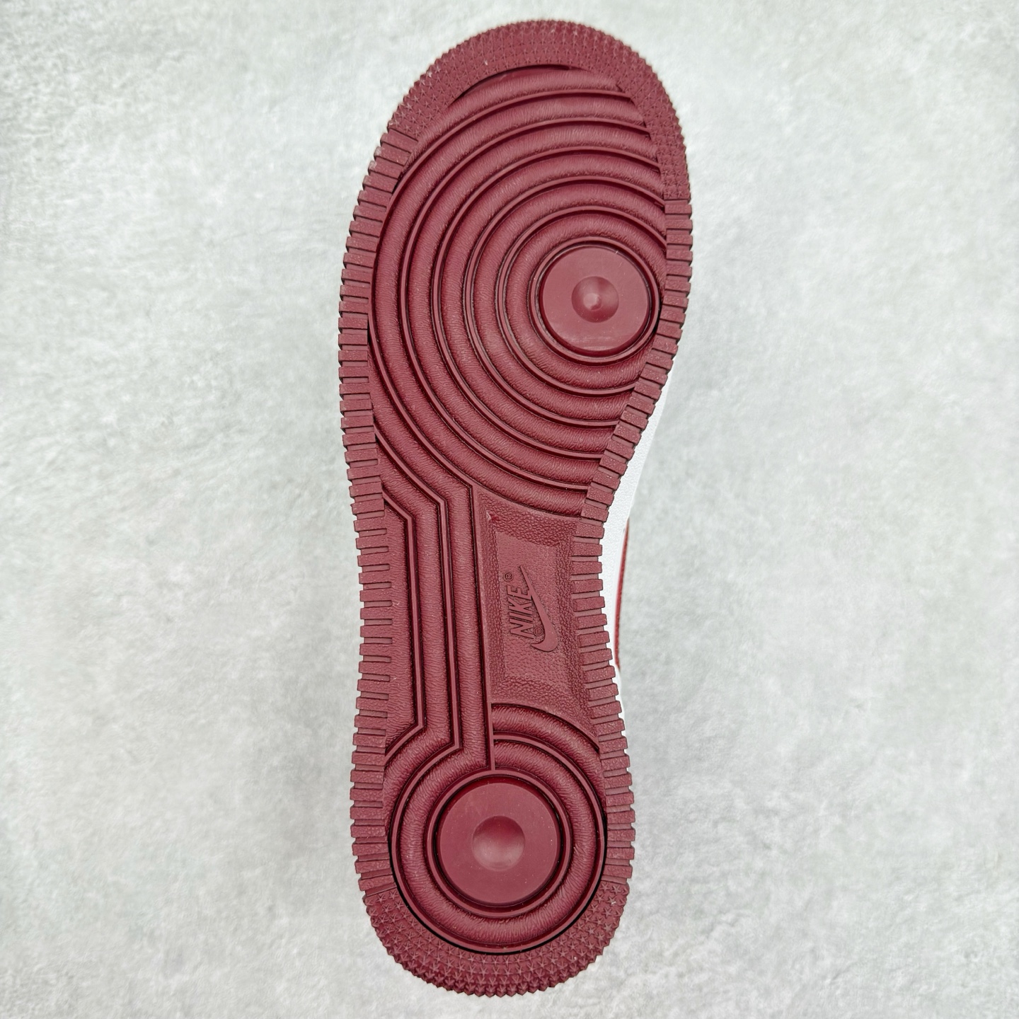 图片[9]-＃XT纯原 NK Air Force 1´07 Low 空军一号低帮百搭休闲运动板鞋 FV5948-105 顶级批次 2022全新楦头鞋型 鱼鳞大底 历时开发三个月 清洁度完美 二维码鞋标 内置芯片及solo气垫 大底高度及其弧度依照正品 钢印 logo刺绣 鞋口弧度 鞋头长度 鞋面冲孔 鞋垫背胶及钢印 完美鞋型对比正品 每一处都是细节满满 柔软、弹性十足的缓震性能和出色的中底设计 横跨复古与现代的外型结合 造就出风靡全球 三十多年的Force 1 直到今天还深受青睐 实拍调校N版已经零色差零失真 百分百还原实物色彩所见即所得 不存在货不对板色差等低级问题 选购参考实物拍摄 不混卖不参货 只用心做好货严格选品 承诺混一赔十 尺码：36 36.5 37.5 38 38.5 39 40 40.5 41 42 42.5 43 44 44.5 45-选品中心