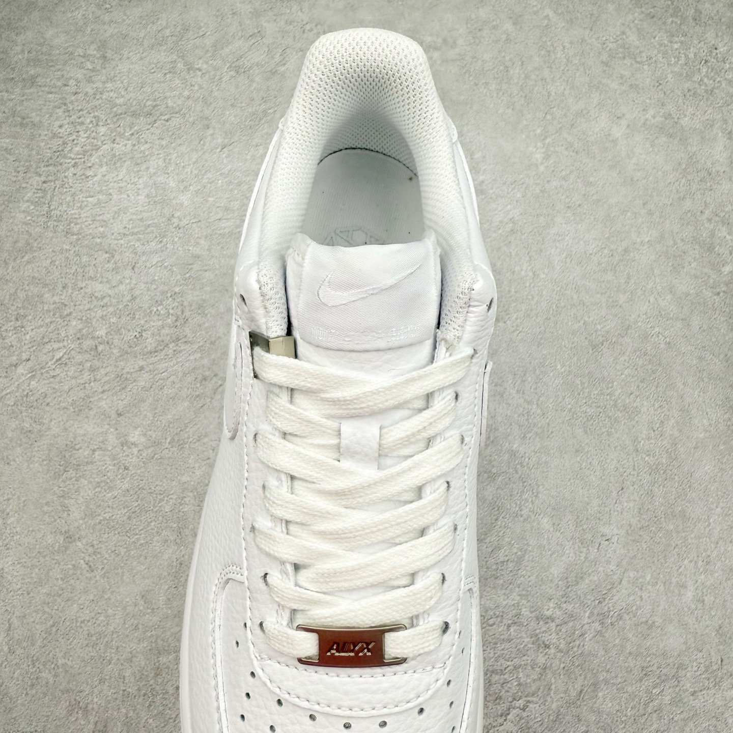 图片[5]-＃XT纯原 NK Air Force 1´07 Low 空军一号低帮百搭休闲运动板鞋 FJ4908-100 顶级批次 2022全新楦头鞋型 鱼鳞大底 历时开发三个月 清洁度完美 二维码鞋标 内置芯片及solo气垫 大底高度及其弧度依照正品 钢印 logo刺绣 鞋口弧度 鞋头长度 鞋面冲孔 鞋垫背胶及钢印 完美鞋型对比正品 每一处都是细节满满 柔软、弹性十足的缓震性能和出色的中底设计 横跨复古与现代的外型结合 造就出风靡全球 三十多年的Force 1 直到今天还深受青睐 实拍调校N版已经零色差零失真 百分百还原实物色彩所见即所得 不存在货不对板色差等低级问题 选购参考实物拍摄 不混卖不参货 只用心做好货严格选品 承诺混一赔十 尺码：36 36.5 37.5 38 38.5 39 40 40.5 41 42 42.5 43 44 44.5 45-选品中心