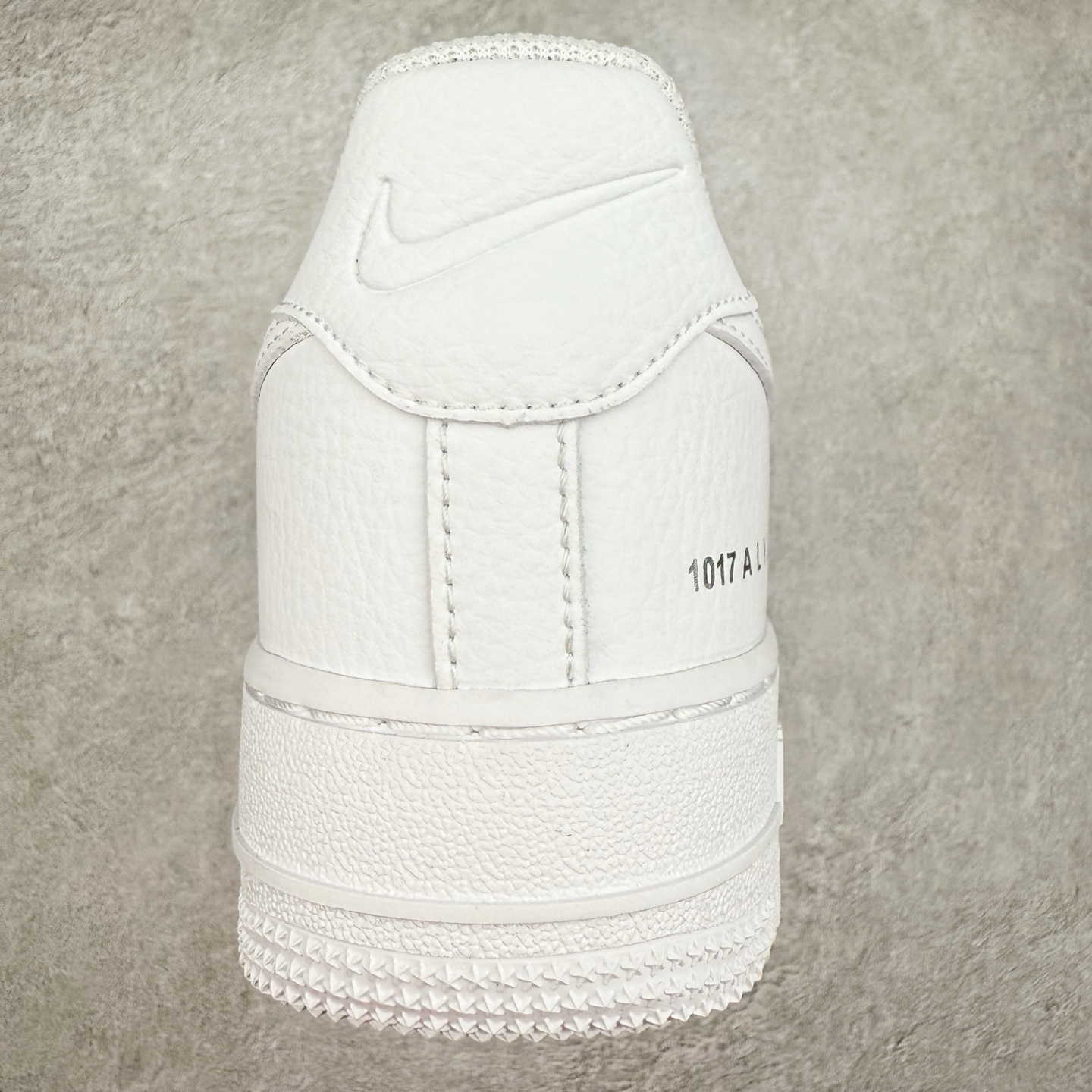 图片[8]-＃XT纯原 NK Air Force 1´07 Low 空军一号低帮百搭休闲运动板鞋 FJ4908-100 顶级批次 2022全新楦头鞋型 鱼鳞大底 历时开发三个月 清洁度完美 二维码鞋标 内置芯片及solo气垫 大底高度及其弧度依照正品 钢印 logo刺绣 鞋口弧度 鞋头长度 鞋面冲孔 鞋垫背胶及钢印 完美鞋型对比正品 每一处都是细节满满 柔软、弹性十足的缓震性能和出色的中底设计 横跨复古与现代的外型结合 造就出风靡全球 三十多年的Force 1 直到今天还深受青睐 实拍调校N版已经零色差零失真 百分百还原实物色彩所见即所得 不存在货不对板色差等低级问题 选购参考实物拍摄 不混卖不参货 只用心做好货严格选品 承诺混一赔十 尺码：36 36.5 37.5 38 38.5 39 40 40.5 41 42 42.5 43 44 44.5 45-选品中心