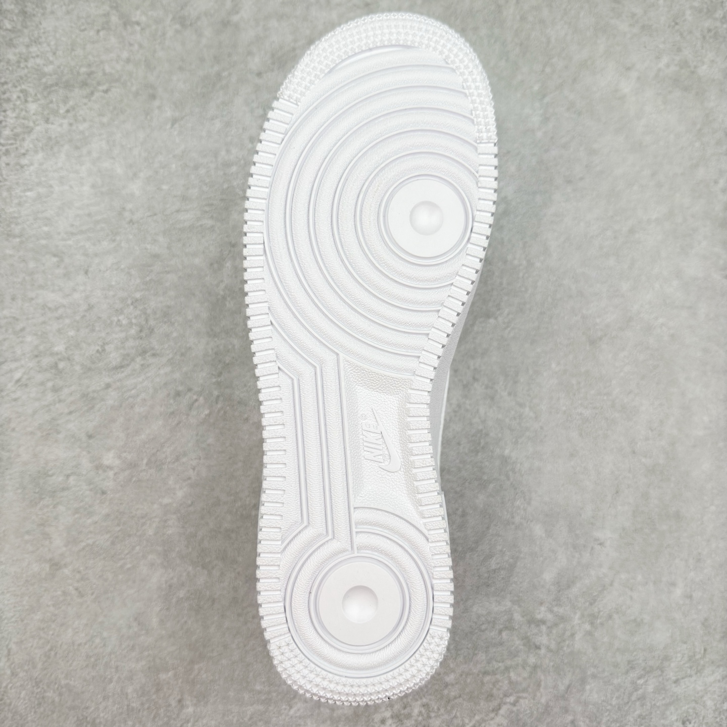 图片[9]-＃XT纯原 NK Air Force 1´07 Low 空军一号低帮百搭休闲运动板鞋 FJ4908-100 顶级批次 2022全新楦头鞋型 鱼鳞大底 历时开发三个月 清洁度完美 二维码鞋标 内置芯片及solo气垫 大底高度及其弧度依照正品 钢印 logo刺绣 鞋口弧度 鞋头长度 鞋面冲孔 鞋垫背胶及钢印 完美鞋型对比正品 每一处都是细节满满 柔软、弹性十足的缓震性能和出色的中底设计 横跨复古与现代的外型结合 造就出风靡全球 三十多年的Force 1 直到今天还深受青睐 实拍调校N版已经零色差零失真 百分百还原实物色彩所见即所得 不存在货不对板色差等低级问题 选购参考实物拍摄 不混卖不参货 只用心做好货严格选品 承诺混一赔十 尺码：36 36.5 37.5 38 38.5 39 40 40.5 41 42 42.5 43 44 44.5 45-选品中心