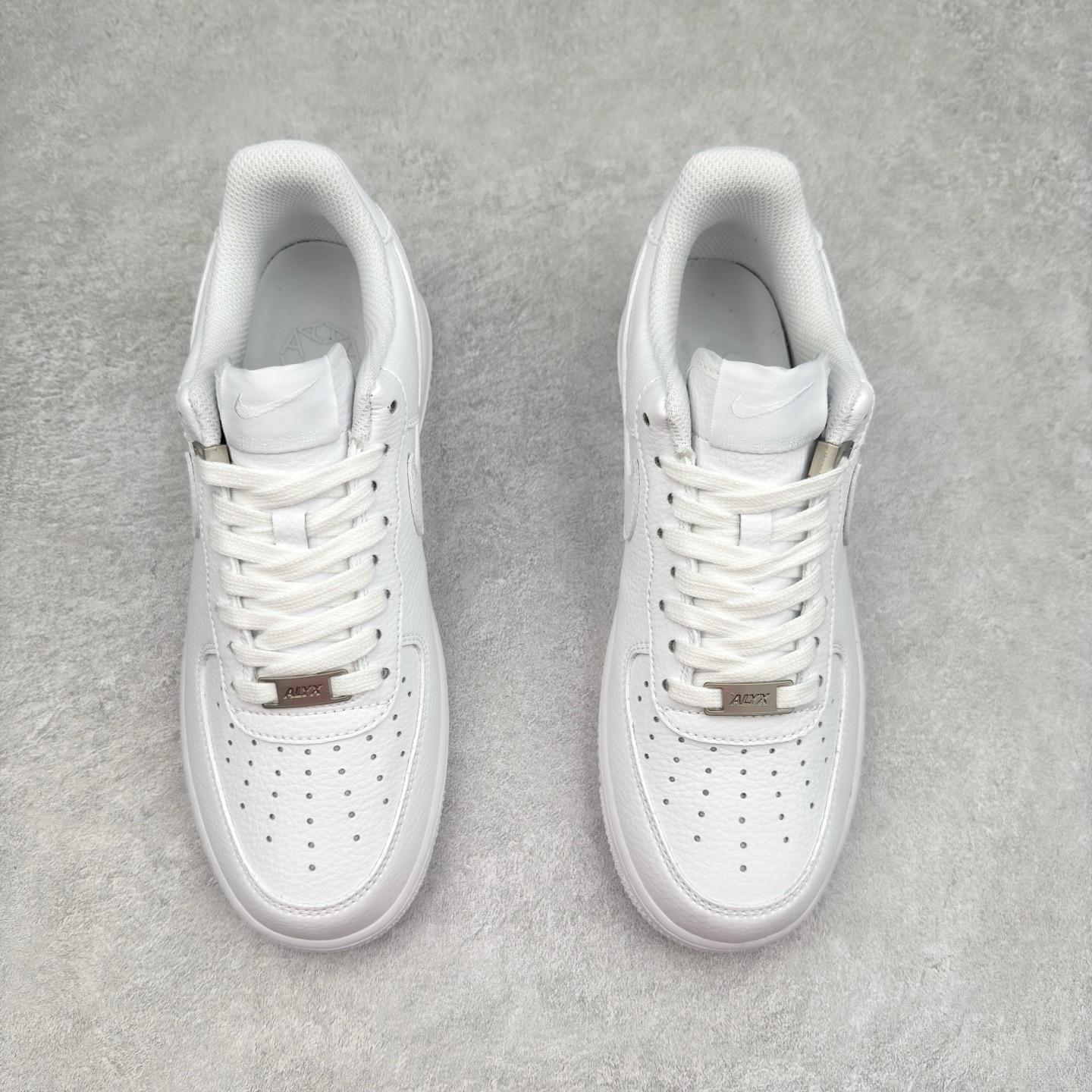 图片[2]-＃XT纯原 NK Air Force 1´07 Low 空军一号低帮百搭休闲运动板鞋 FJ4908-100 顶级批次 2022全新楦头鞋型 鱼鳞大底 历时开发三个月 清洁度完美 二维码鞋标 内置芯片及solo气垫 大底高度及其弧度依照正品 钢印 logo刺绣 鞋口弧度 鞋头长度 鞋面冲孔 鞋垫背胶及钢印 完美鞋型对比正品 每一处都是细节满满 柔软、弹性十足的缓震性能和出色的中底设计 横跨复古与现代的外型结合 造就出风靡全球 三十多年的Force 1 直到今天还深受青睐 实拍调校N版已经零色差零失真 百分百还原实物色彩所见即所得 不存在货不对板色差等低级问题 选购参考实物拍摄 不混卖不参货 只用心做好货严格选品 承诺混一赔十 尺码：36 36.5 37.5 38 38.5 39 40 40.5 41 42 42.5 43 44 44.5 45-选品中心