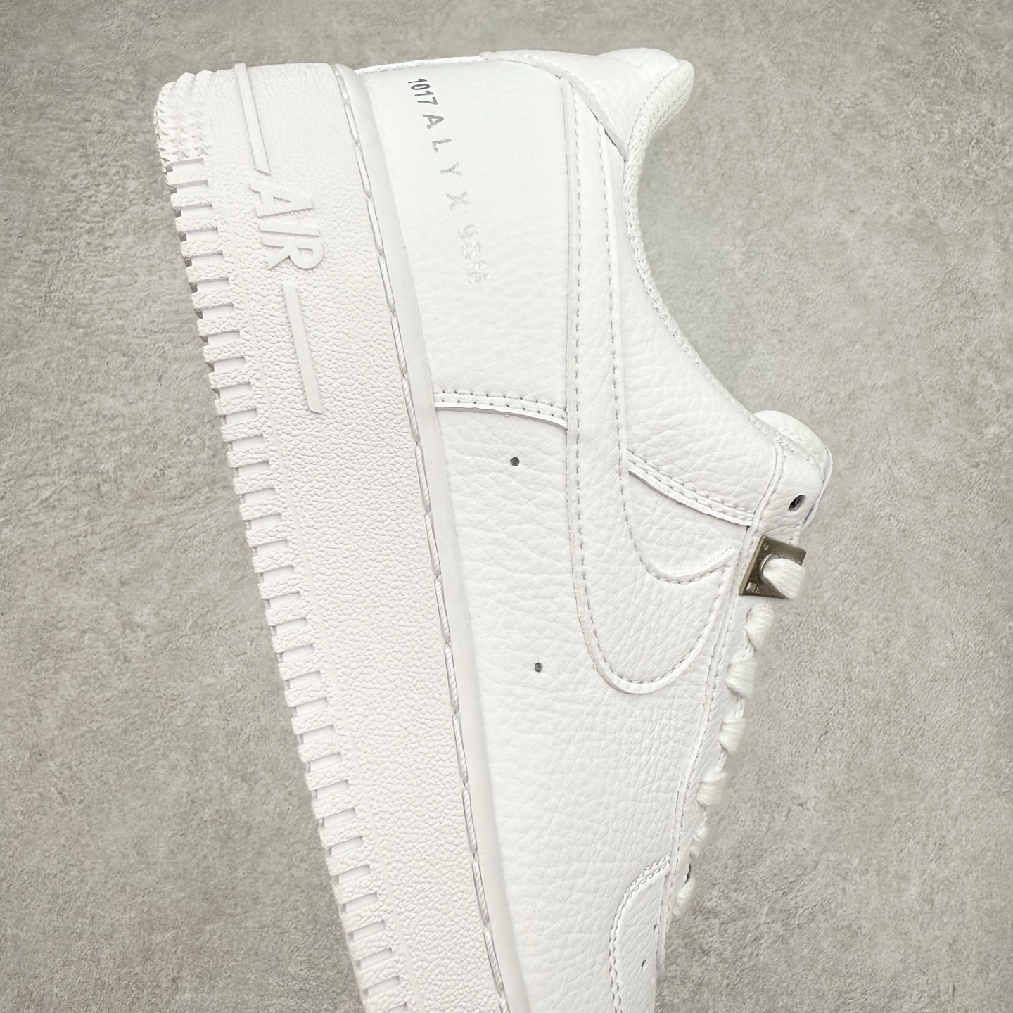 图片[6]-＃XT纯原 NK Air Force 1´07 Low 空军一号低帮百搭休闲运动板鞋 FJ4908-100 顶级批次 2022全新楦头鞋型 鱼鳞大底 历时开发三个月 清洁度完美 二维码鞋标 内置芯片及solo气垫 大底高度及其弧度依照正品 钢印 logo刺绣 鞋口弧度 鞋头长度 鞋面冲孔 鞋垫背胶及钢印 完美鞋型对比正品 每一处都是细节满满 柔软、弹性十足的缓震性能和出色的中底设计 横跨复古与现代的外型结合 造就出风靡全球 三十多年的Force 1 直到今天还深受青睐 实拍调校N版已经零色差零失真 百分百还原实物色彩所见即所得 不存在货不对板色差等低级问题 选购参考实物拍摄 不混卖不参货 只用心做好货严格选品 承诺混一赔十 尺码：36 36.5 37.5 38 38.5 39 40 40.5 41 42 42.5 43 44 44.5 45-选品中心