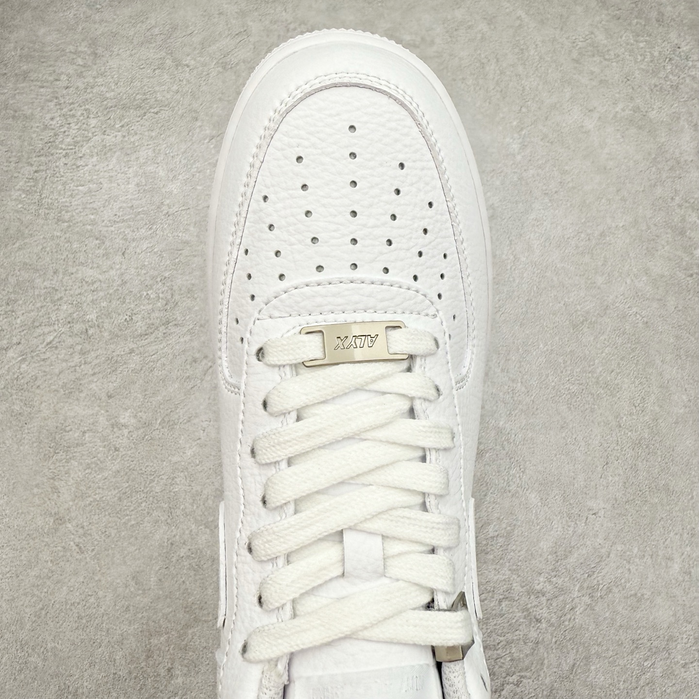 图片[4]-＃XT纯原 NK Air Force 1´07 Low 空军一号低帮百搭休闲运动板鞋 FJ4908-100 顶级批次 2022全新楦头鞋型 鱼鳞大底 历时开发三个月 清洁度完美 二维码鞋标 内置芯片及solo气垫 大底高度及其弧度依照正品 钢印 logo刺绣 鞋口弧度 鞋头长度 鞋面冲孔 鞋垫背胶及钢印 完美鞋型对比正品 每一处都是细节满满 柔软、弹性十足的缓震性能和出色的中底设计 横跨复古与现代的外型结合 造就出风靡全球 三十多年的Force 1 直到今天还深受青睐 实拍调校N版已经零色差零失真 百分百还原实物色彩所见即所得 不存在货不对板色差等低级问题 选购参考实物拍摄 不混卖不参货 只用心做好货严格选品 承诺混一赔十 尺码：36 36.5 37.5 38 38.5 39 40 40.5 41 42 42.5 43 44 44.5 45-选品中心