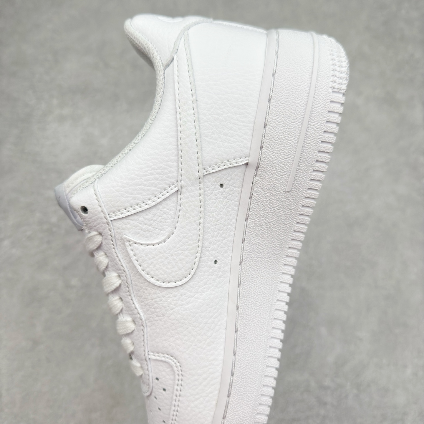 图片[7]-＃XT纯原 NK Air Force 1´07 Low 空军一号低帮百搭休闲运动板鞋 FJ4908-100 顶级批次 2022全新楦头鞋型 鱼鳞大底 历时开发三个月 清洁度完美 二维码鞋标 内置芯片及solo气垫 大底高度及其弧度依照正品 钢印 logo刺绣 鞋口弧度 鞋头长度 鞋面冲孔 鞋垫背胶及钢印 完美鞋型对比正品 每一处都是细节满满 柔软、弹性十足的缓震性能和出色的中底设计 横跨复古与现代的外型结合 造就出风靡全球 三十多年的Force 1 直到今天还深受青睐 实拍调校N版已经零色差零失真 百分百还原实物色彩所见即所得 不存在货不对板色差等低级问题 选购参考实物拍摄 不混卖不参货 只用心做好货严格选品 承诺混一赔十 尺码：36 36.5 37.5 38 38.5 39 40 40.5 41 42 42.5 43 44 44.5 45-选品中心