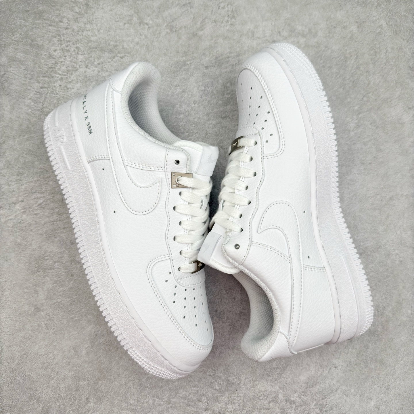 图片[3]-＃XT纯原 NK Air Force 1´07 Low 空军一号低帮百搭休闲运动板鞋 FJ4908-100 顶级批次 2022全新楦头鞋型 鱼鳞大底 历时开发三个月 清洁度完美 二维码鞋标 内置芯片及solo气垫 大底高度及其弧度依照正品 钢印 logo刺绣 鞋口弧度 鞋头长度 鞋面冲孔 鞋垫背胶及钢印 完美鞋型对比正品 每一处都是细节满满 柔软、弹性十足的缓震性能和出色的中底设计 横跨复古与现代的外型结合 造就出风靡全球 三十多年的Force 1 直到今天还深受青睐 实拍调校N版已经零色差零失真 百分百还原实物色彩所见即所得 不存在货不对板色差等低级问题 选购参考实物拍摄 不混卖不参货 只用心做好货严格选品 承诺混一赔十 尺码：36 36.5 37.5 38 38.5 39 40 40.5 41 42 42.5 43 44 44.5 45-选品中心