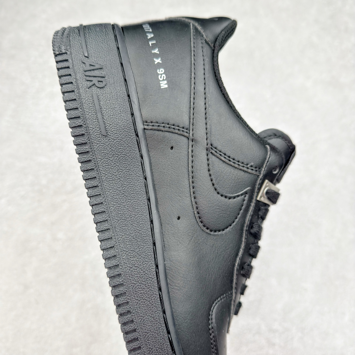 图片[6]-＃XT纯原 NK Air Force 1´07 Low 空军一号低帮百搭休闲运动板鞋 FJ4908-001 顶级批次 2022全新楦头鞋型 鱼鳞大底 历时开发三个月 清洁度完美 二维码鞋标 内置芯片及solo气垫 大底高度及其弧度依照正品 钢印 logo刺绣 鞋口弧度 鞋头长度 鞋面冲孔 鞋垫背胶及钢印 完美鞋型对比正品 每一处都是细节满满 柔软、弹性十足的缓震性能和出色的中底设计 横跨复古与现代的外型结合 造就出风靡全球 三十多年的Force 1 直到今天还深受青睐 实拍调校N版已经零色差零失真 百分百还原实物色彩所见即所得 不存在货不对板色差等低级问题 选购参考实物拍摄 不混卖不参货 只用心做好货严格选品 承诺混一赔十 尺码：36 36.5 37.5 38 38.5 39 40 40.5 41 42 42.5 43 44 44.5 45-选品中心