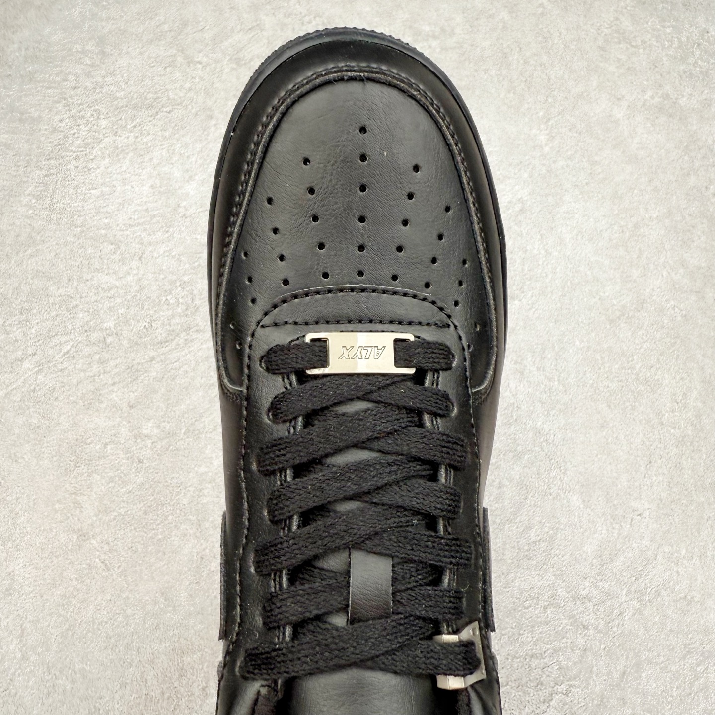 图片[4]-＃XT纯原 NK Air Force 1´07 Low 空军一号低帮百搭休闲运动板鞋 FJ4908-001 顶级批次 2022全新楦头鞋型 鱼鳞大底 历时开发三个月 清洁度完美 二维码鞋标 内置芯片及solo气垫 大底高度及其弧度依照正品 钢印 logo刺绣 鞋口弧度 鞋头长度 鞋面冲孔 鞋垫背胶及钢印 完美鞋型对比正品 每一处都是细节满满 柔软、弹性十足的缓震性能和出色的中底设计 横跨复古与现代的外型结合 造就出风靡全球 三十多年的Force 1 直到今天还深受青睐 实拍调校N版已经零色差零失真 百分百还原实物色彩所见即所得 不存在货不对板色差等低级问题 选购参考实物拍摄 不混卖不参货 只用心做好货严格选品 承诺混一赔十 尺码：36 36.5 37.5 38 38.5 39 40 40.5 41 42 42.5 43 44 44.5 45-选品中心