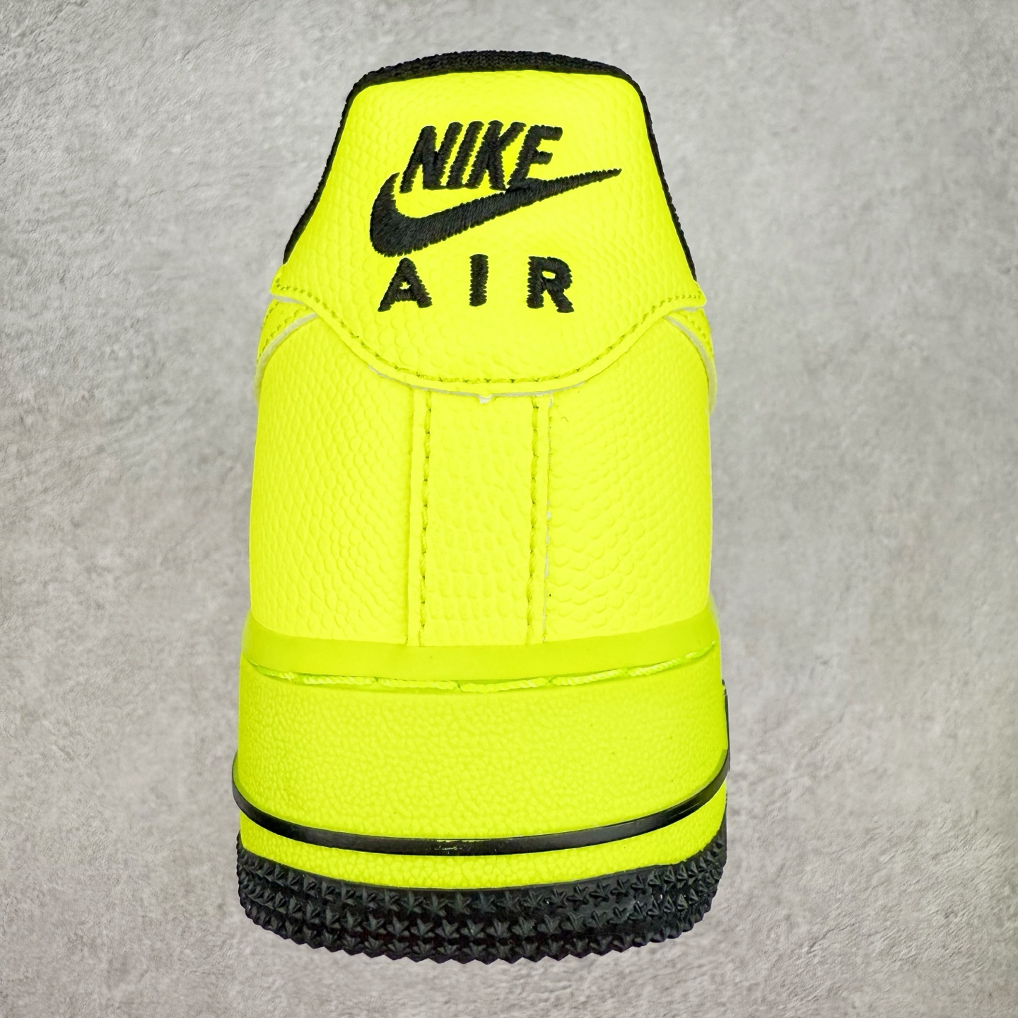 图片[8]-＃XT纯原 NK Air Force 1´07 Low 空军一号低帮百搭休闲运动板鞋 488298-703 顶级批次 2022全新楦头鞋型 鱼鳞大底 历时开发三个月 清洁度完美 二维码鞋标 内置芯片及solo气垫 大底高度及其弧度依照正品 钢印 logo刺绣 鞋口弧度 鞋头长度 鞋面冲孔 鞋垫背胶及钢印 完美鞋型对比正品 每一处都是细节满满 柔软、弹性十足的缓震性能和出色的中底设计 横跨复古与现代的外型结合 造就出风靡全球 三十多年的Force 1 直到今天还深受青睐 实拍调校N版已经零色差零失真 百分百还原实物色彩所见即所得 不存在货不对板色差等低级问题 选购参考实物拍摄 不混卖不参货 只用心做好货严格选品 承诺混一赔十 尺码：36 36.5 37.5 38 38.5 39 40 40.5 41 42 42.5 43 44 44.5 45-选品中心