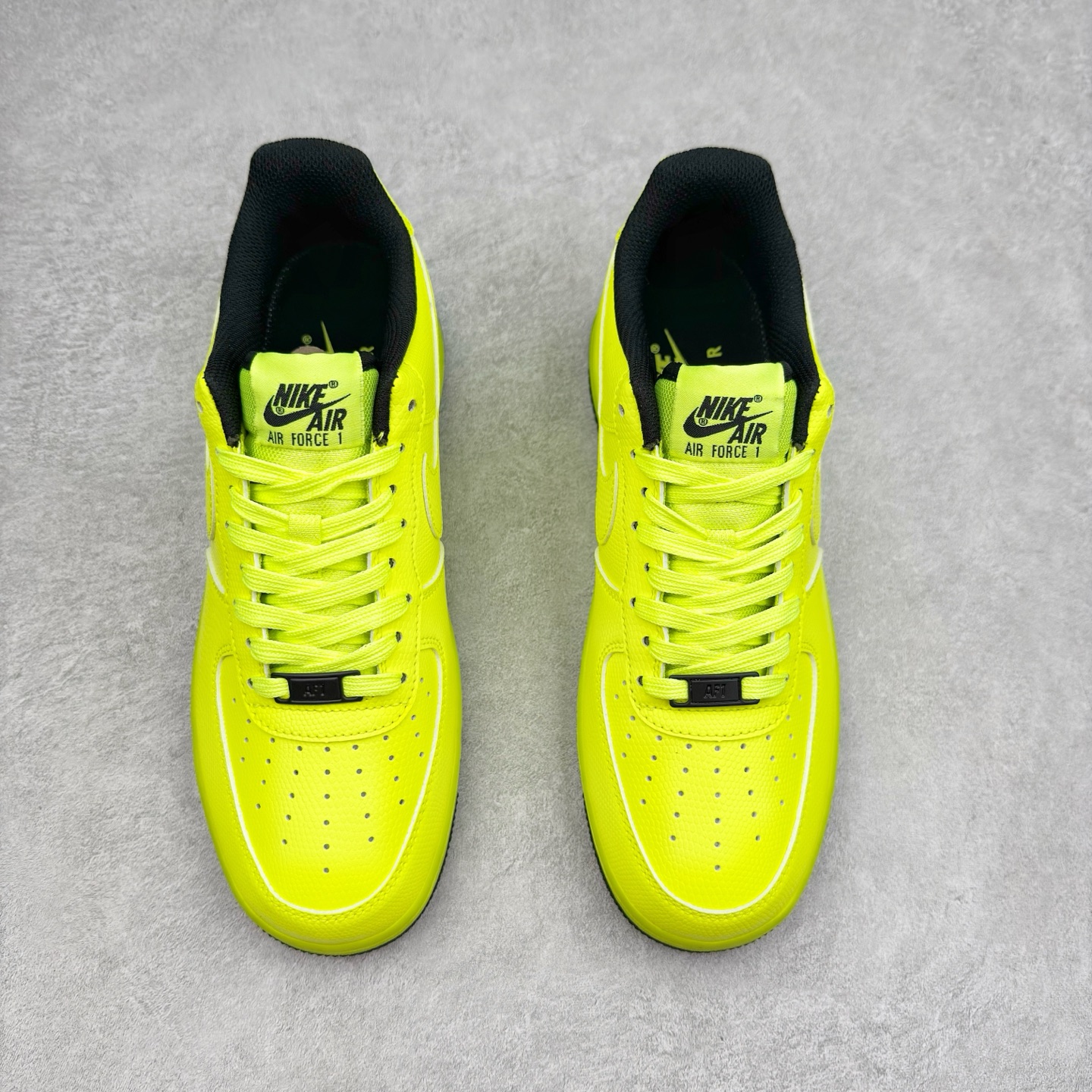 图片[2]-＃XT纯原 NK Air Force 1´07 Low 空军一号低帮百搭休闲运动板鞋 488298-703 顶级批次 2022全新楦头鞋型 鱼鳞大底 历时开发三个月 清洁度完美 二维码鞋标 内置芯片及solo气垫 大底高度及其弧度依照正品 钢印 logo刺绣 鞋口弧度 鞋头长度 鞋面冲孔 鞋垫背胶及钢印 完美鞋型对比正品 每一处都是细节满满 柔软、弹性十足的缓震性能和出色的中底设计 横跨复古与现代的外型结合 造就出风靡全球 三十多年的Force 1 直到今天还深受青睐 实拍调校N版已经零色差零失真 百分百还原实物色彩所见即所得 不存在货不对板色差等低级问题 选购参考实物拍摄 不混卖不参货 只用心做好货严格选品 承诺混一赔十 尺码：36 36.5 37.5 38 38.5 39 40 40.5 41 42 42.5 43 44 44.5 45-选品中心