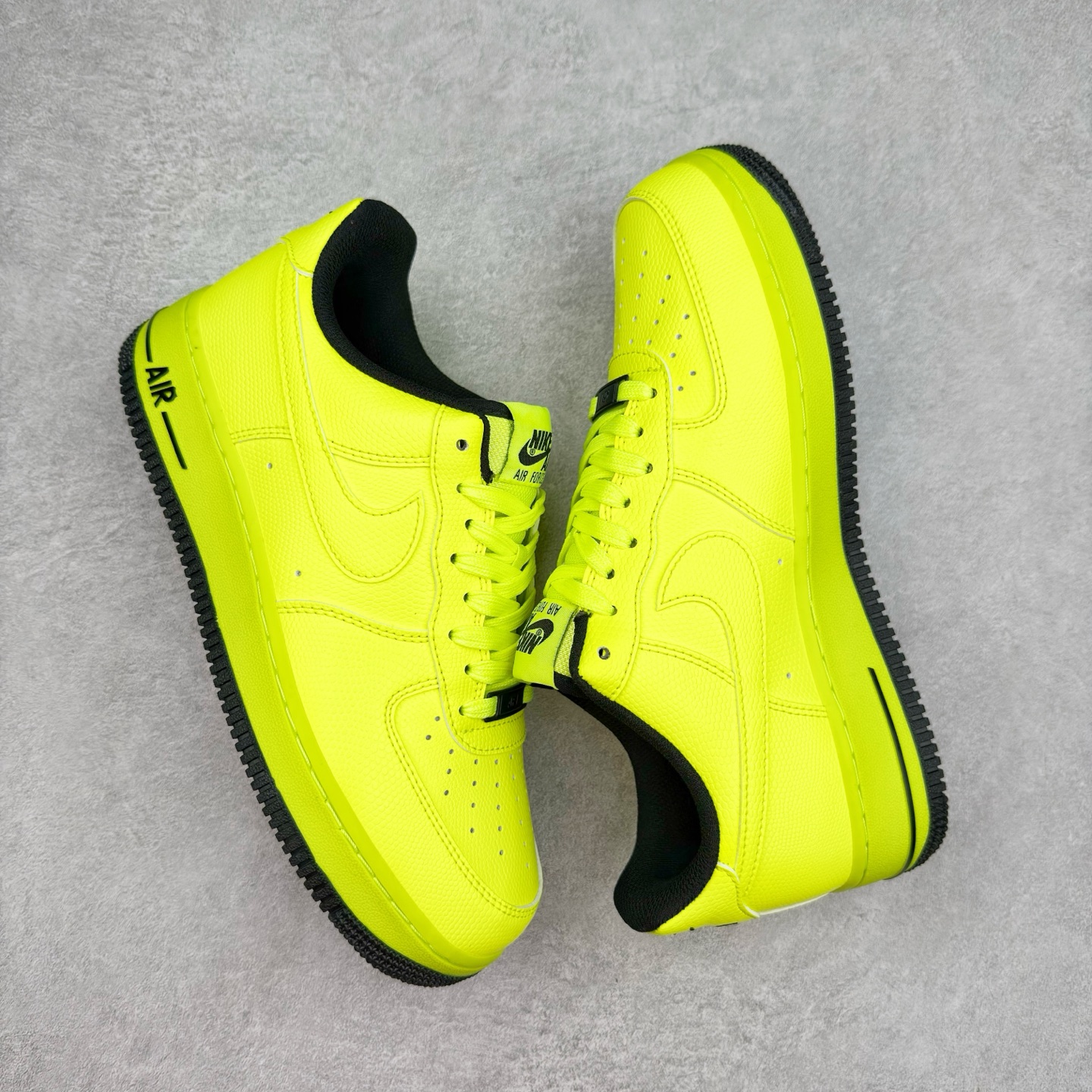 图片[3]-＃XT纯原 NK Air Force 1´07 Low 空军一号低帮百搭休闲运动板鞋 488298-703 顶级批次 2022全新楦头鞋型 鱼鳞大底 历时开发三个月 清洁度完美 二维码鞋标 内置芯片及solo气垫 大底高度及其弧度依照正品 钢印 logo刺绣 鞋口弧度 鞋头长度 鞋面冲孔 鞋垫背胶及钢印 完美鞋型对比正品 每一处都是细节满满 柔软、弹性十足的缓震性能和出色的中底设计 横跨复古与现代的外型结合 造就出风靡全球 三十多年的Force 1 直到今天还深受青睐 实拍调校N版已经零色差零失真 百分百还原实物色彩所见即所得 不存在货不对板色差等低级问题 选购参考实物拍摄 不混卖不参货 只用心做好货严格选品 承诺混一赔十 尺码：36 36.5 37.5 38 38.5 39 40 40.5 41 42 42.5 43 44 44.5 45-选品中心