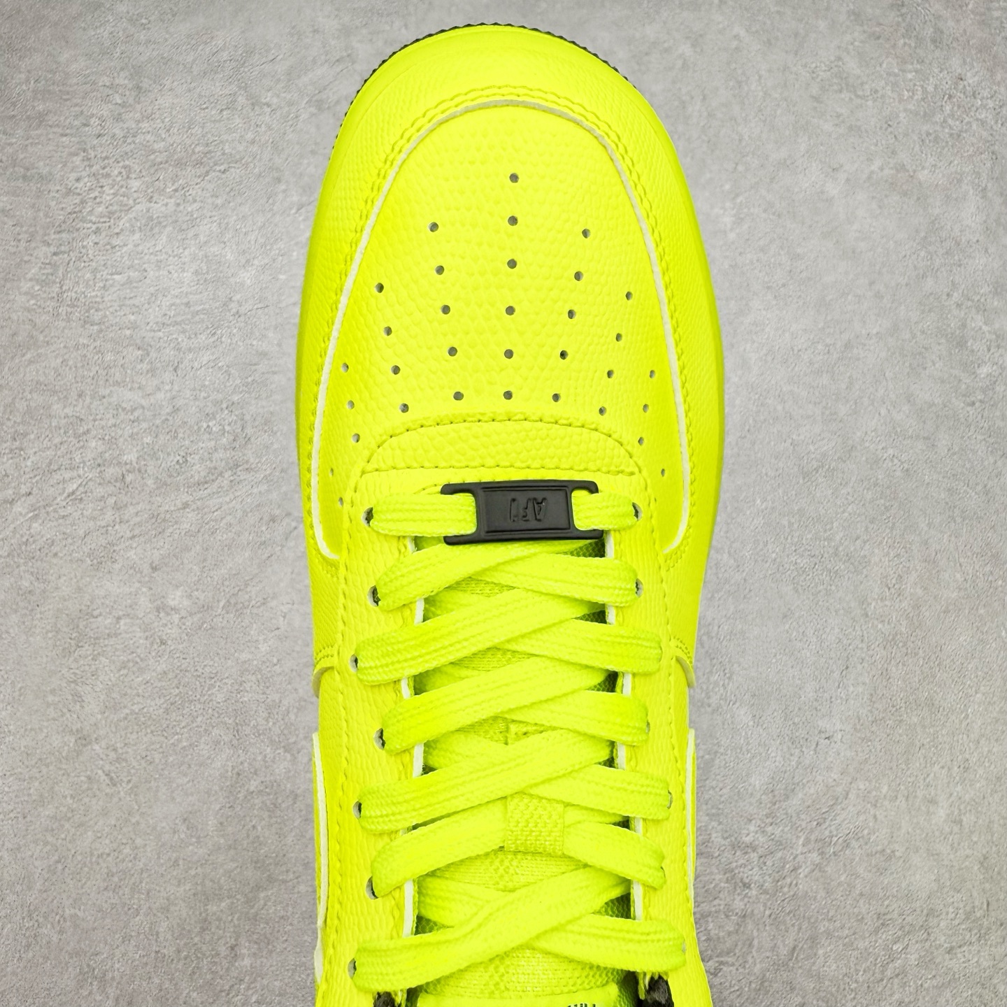 图片[4]-＃XT纯原 NK Air Force 1´07 Low 空军一号低帮百搭休闲运动板鞋 488298-703 顶级批次 2022全新楦头鞋型 鱼鳞大底 历时开发三个月 清洁度完美 二维码鞋标 内置芯片及solo气垫 大底高度及其弧度依照正品 钢印 logo刺绣 鞋口弧度 鞋头长度 鞋面冲孔 鞋垫背胶及钢印 完美鞋型对比正品 每一处都是细节满满 柔软、弹性十足的缓震性能和出色的中底设计 横跨复古与现代的外型结合 造就出风靡全球 三十多年的Force 1 直到今天还深受青睐 实拍调校N版已经零色差零失真 百分百还原实物色彩所见即所得 不存在货不对板色差等低级问题 选购参考实物拍摄 不混卖不参货 只用心做好货严格选品 承诺混一赔十 尺码：36 36.5 37.5 38 38.5 39 40 40.5 41 42 42.5 43 44 44.5 45-选品中心