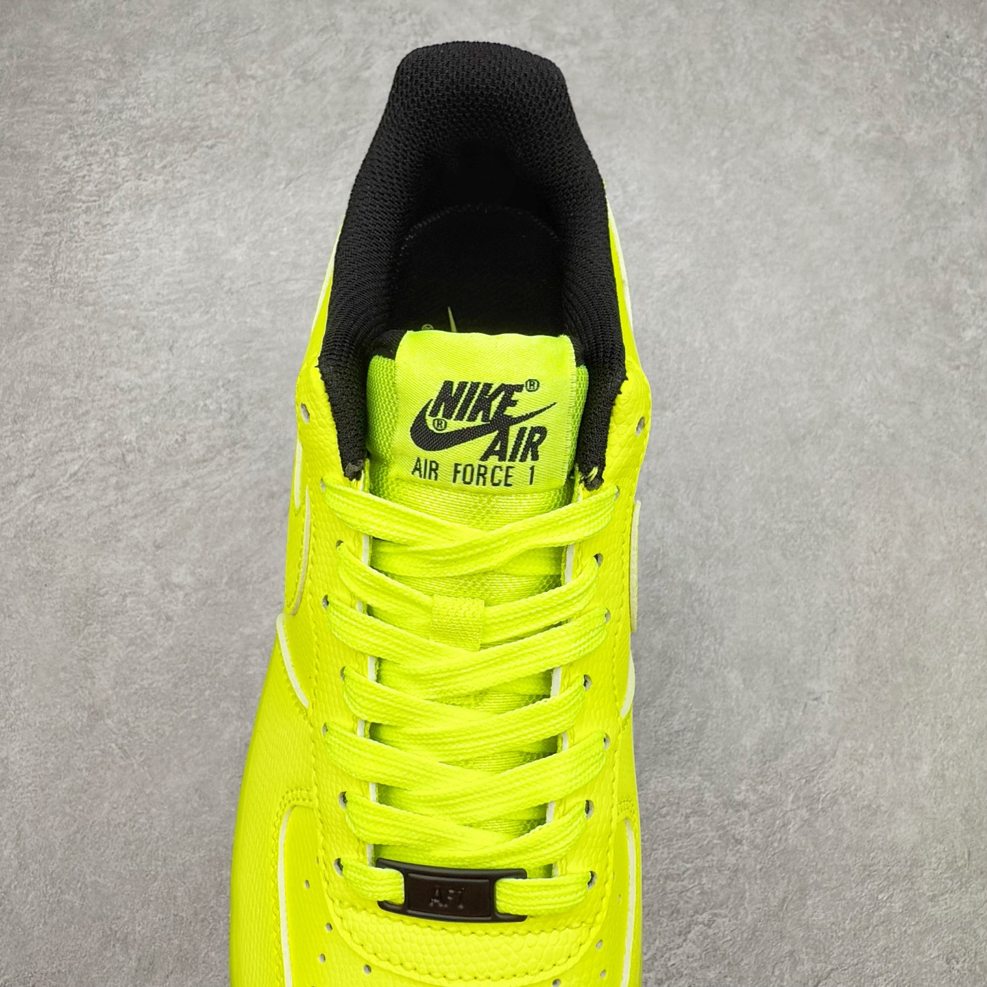 图片[5]-＃XT纯原 NK Air Force 1´07 Low 空军一号低帮百搭休闲运动板鞋 488298-703 顶级批次 2022全新楦头鞋型 鱼鳞大底 历时开发三个月 清洁度完美 二维码鞋标 内置芯片及solo气垫 大底高度及其弧度依照正品 钢印 logo刺绣 鞋口弧度 鞋头长度 鞋面冲孔 鞋垫背胶及钢印 完美鞋型对比正品 每一处都是细节满满 柔软、弹性十足的缓震性能和出色的中底设计 横跨复古与现代的外型结合 造就出风靡全球 三十多年的Force 1 直到今天还深受青睐 实拍调校N版已经零色差零失真 百分百还原实物色彩所见即所得 不存在货不对板色差等低级问题 选购参考实物拍摄 不混卖不参货 只用心做好货严格选品 承诺混一赔十 尺码：36 36.5 37.5 38 38.5 39 40 40.5 41 42 42.5 43 44 44.5 45-选品中心