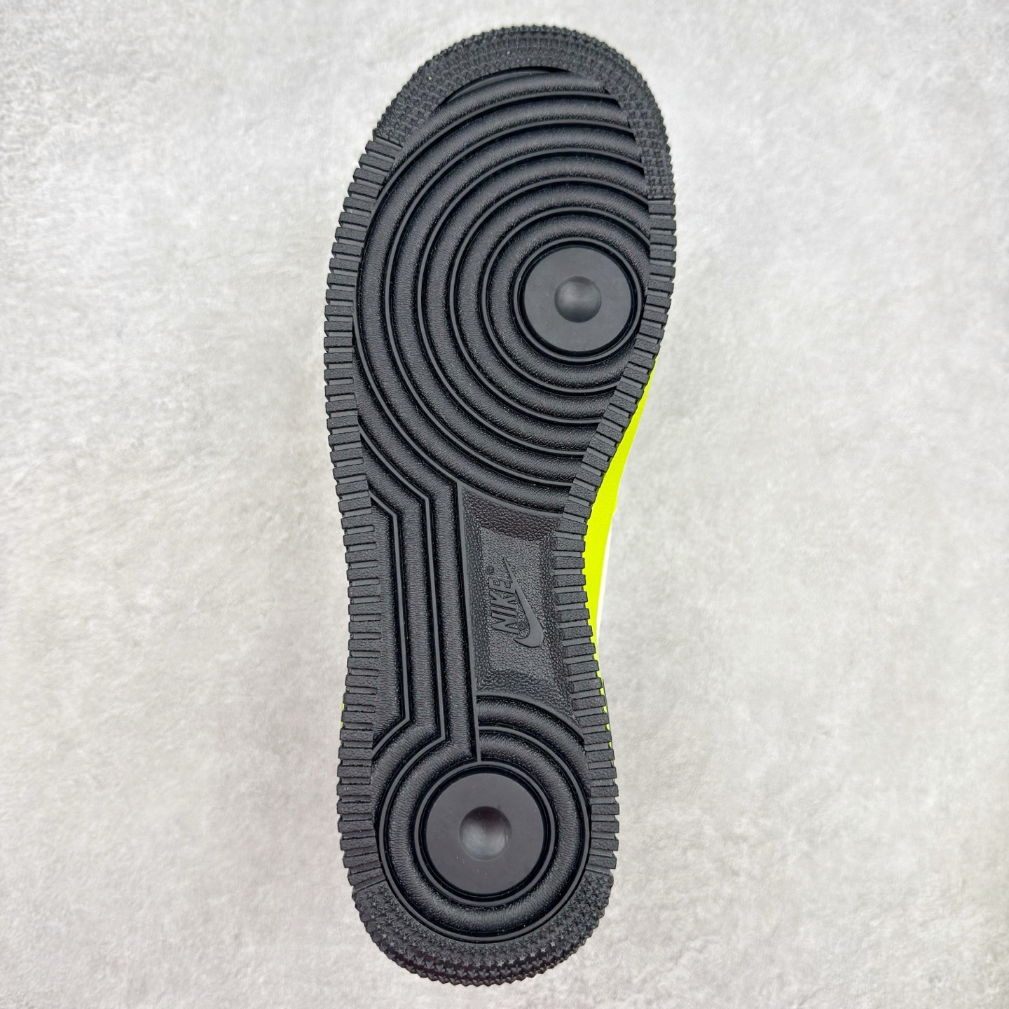 图片[9]-＃XT纯原 NK Air Force 1´07 Low 空军一号低帮百搭休闲运动板鞋 488298-703 顶级批次 2022全新楦头鞋型 鱼鳞大底 历时开发三个月 清洁度完美 二维码鞋标 内置芯片及solo气垫 大底高度及其弧度依照正品 钢印 logo刺绣 鞋口弧度 鞋头长度 鞋面冲孔 鞋垫背胶及钢印 完美鞋型对比正品 每一处都是细节满满 柔软、弹性十足的缓震性能和出色的中底设计 横跨复古与现代的外型结合 造就出风靡全球 三十多年的Force 1 直到今天还深受青睐 实拍调校N版已经零色差零失真 百分百还原实物色彩所见即所得 不存在货不对板色差等低级问题 选购参考实物拍摄 不混卖不参货 只用心做好货严格选品 承诺混一赔十 尺码：36 36.5 37.5 38 38.5 39 40 40.5 41 42 42.5 43 44 44.5 45-选品中心