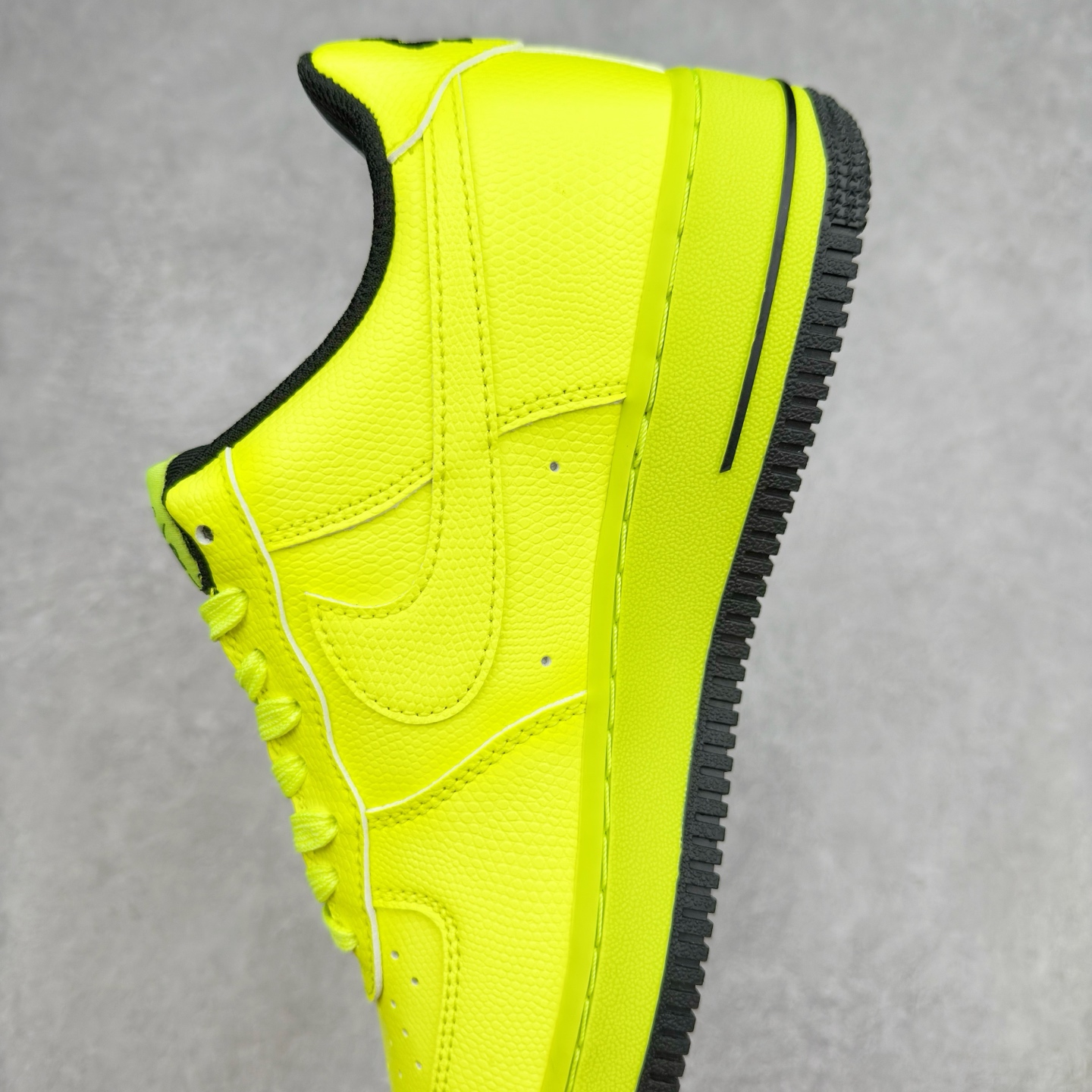 图片[7]-＃XT纯原 NK Air Force 1´07 Low 空军一号低帮百搭休闲运动板鞋 488298-703 顶级批次 2022全新楦头鞋型 鱼鳞大底 历时开发三个月 清洁度完美 二维码鞋标 内置芯片及solo气垫 大底高度及其弧度依照正品 钢印 logo刺绣 鞋口弧度 鞋头长度 鞋面冲孔 鞋垫背胶及钢印 完美鞋型对比正品 每一处都是细节满满 柔软、弹性十足的缓震性能和出色的中底设计 横跨复古与现代的外型结合 造就出风靡全球 三十多年的Force 1 直到今天还深受青睐 实拍调校N版已经零色差零失真 百分百还原实物色彩所见即所得 不存在货不对板色差等低级问题 选购参考实物拍摄 不混卖不参货 只用心做好货严格选品 承诺混一赔十 尺码：36 36.5 37.5 38 38.5 39 40 40.5 41 42 42.5 43 44 44.5 45-选品中心