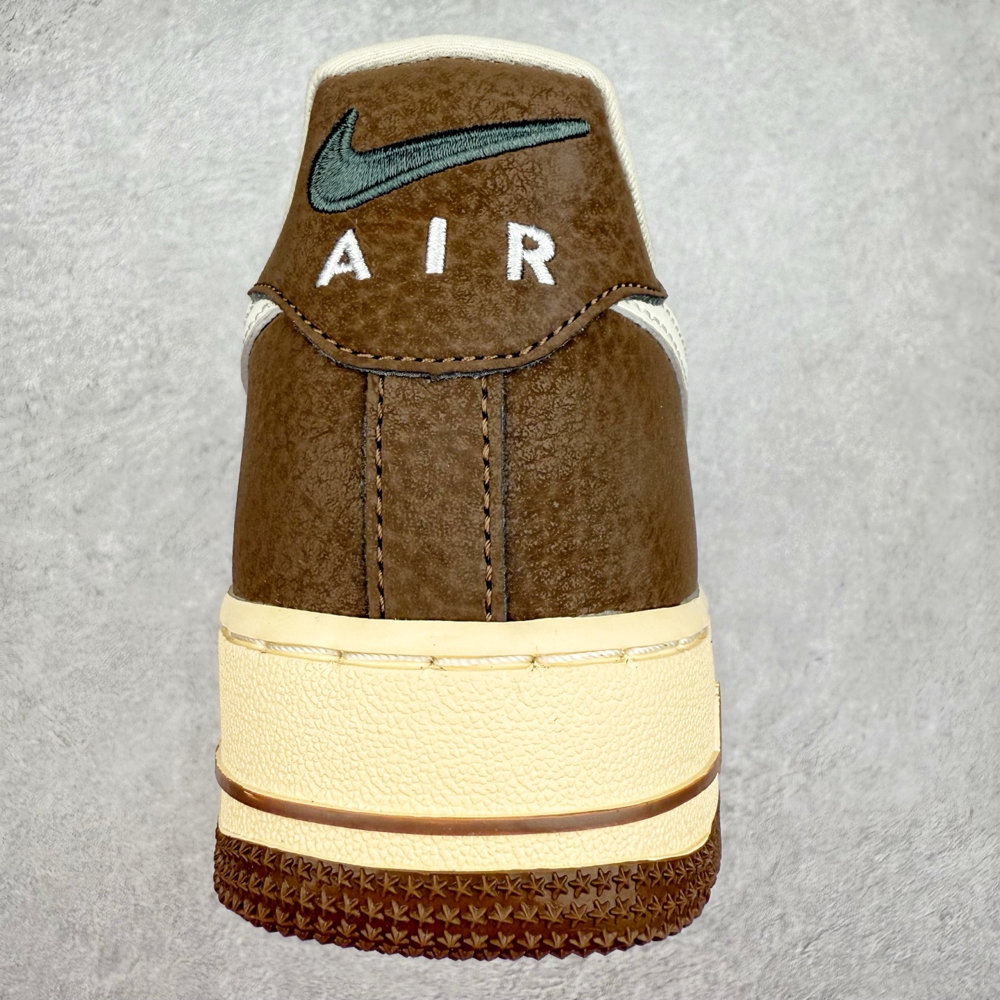 图片[8]-＃XT纯原 NK Air Force 1´07 Low 空军一号低帮百搭休闲运动板鞋 FZ3592-259 顶级批次 2022全新楦头鞋型 鱼鳞大底 历时开发三个月 清洁度完美 二维码鞋标 内置芯片及solo气垫 大底高度及其弧度依照正品 钢印 logo刺绣 鞋口弧度 鞋头长度 鞋面冲孔 鞋垫背胶及钢印 完美鞋型对比正品 每一处都是细节满满 柔软、弹性十足的缓震性能和出色的中底设计 横跨复古与现代的外型结合 造就出风靡全球 三十多年的Force 1 直到今天还深受青睐 实拍调校N版已经零色差零失真 百分百还原实物色彩所见即所得 不存在货不对板色差等低级问题 选购参考实物拍摄 不混卖不参货 只用心做好货严格选品 承诺混一赔十 尺码：36 36.5 37.5 38 38.5 39 40 40.5 41 42 42.5 43 44 44.5 45-选品中心