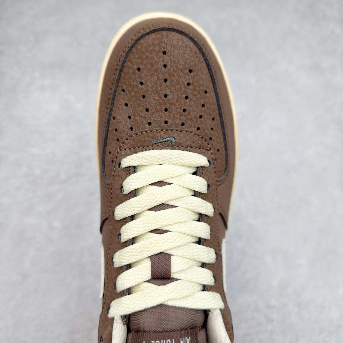 图片[4]-＃XT纯原 NK Air Force 1´07 Low 空军一号低帮百搭休闲运动板鞋 FZ3592-259 顶级批次 2022全新楦头鞋型 鱼鳞大底 历时开发三个月 清洁度完美 二维码鞋标 内置芯片及solo气垫 大底高度及其弧度依照正品 钢印 logo刺绣 鞋口弧度 鞋头长度 鞋面冲孔 鞋垫背胶及钢印 完美鞋型对比正品 每一处都是细节满满 柔软、弹性十足的缓震性能和出色的中底设计 横跨复古与现代的外型结合 造就出风靡全球 三十多年的Force 1 直到今天还深受青睐 实拍调校N版已经零色差零失真 百分百还原实物色彩所见即所得 不存在货不对板色差等低级问题 选购参考实物拍摄 不混卖不参货 只用心做好货严格选品 承诺混一赔十 尺码：36 36.5 37.5 38 38.5 39 40 40.5 41 42 42.5 43 44 44.5 45-选品中心