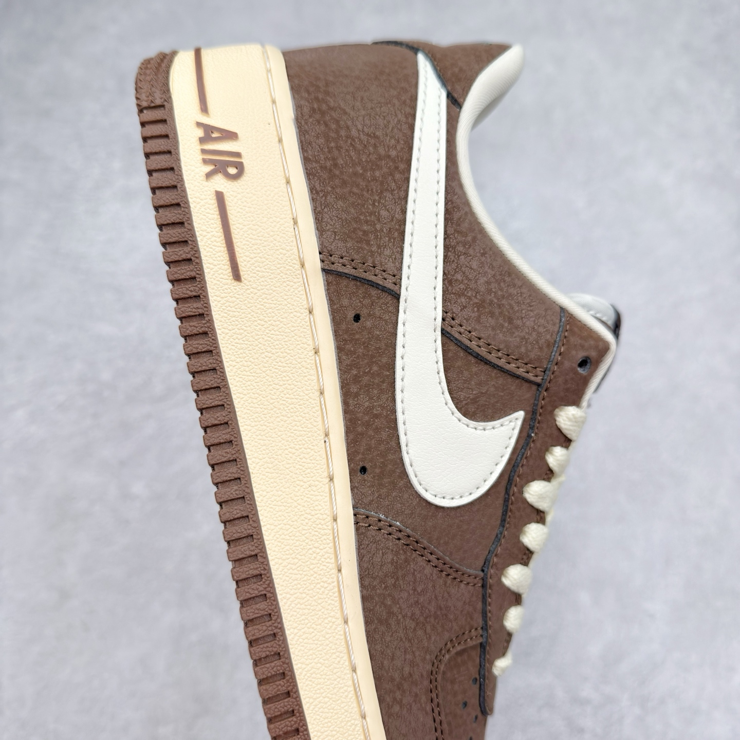 图片[6]-＃XT纯原 NK Air Force 1´07 Low 空军一号低帮百搭休闲运动板鞋 FZ3592-259 顶级批次 2022全新楦头鞋型 鱼鳞大底 历时开发三个月 清洁度完美 二维码鞋标 内置芯片及solo气垫 大底高度及其弧度依照正品 钢印 logo刺绣 鞋口弧度 鞋头长度 鞋面冲孔 鞋垫背胶及钢印 完美鞋型对比正品 每一处都是细节满满 柔软、弹性十足的缓震性能和出色的中底设计 横跨复古与现代的外型结合 造就出风靡全球 三十多年的Force 1 直到今天还深受青睐 实拍调校N版已经零色差零失真 百分百还原实物色彩所见即所得 不存在货不对板色差等低级问题 选购参考实物拍摄 不混卖不参货 只用心做好货严格选品 承诺混一赔十 尺码：36 36.5 37.5 38 38.5 39 40 40.5 41 42 42.5 43 44 44.5 45-选品中心