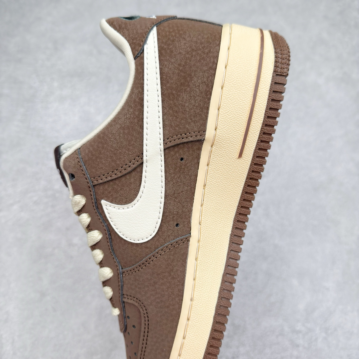 图片[7]-＃XT纯原 NK Air Force 1´07 Low 空军一号低帮百搭休闲运动板鞋 FZ3592-259 顶级批次 2022全新楦头鞋型 鱼鳞大底 历时开发三个月 清洁度完美 二维码鞋标 内置芯片及solo气垫 大底高度及其弧度依照正品 钢印 logo刺绣 鞋口弧度 鞋头长度 鞋面冲孔 鞋垫背胶及钢印 完美鞋型对比正品 每一处都是细节满满 柔软、弹性十足的缓震性能和出色的中底设计 横跨复古与现代的外型结合 造就出风靡全球 三十多年的Force 1 直到今天还深受青睐 实拍调校N版已经零色差零失真 百分百还原实物色彩所见即所得 不存在货不对板色差等低级问题 选购参考实物拍摄 不混卖不参货 只用心做好货严格选品 承诺混一赔十 尺码：36 36.5 37.5 38 38.5 39 40 40.5 41 42 42.5 43 44 44.5 45-选品中心