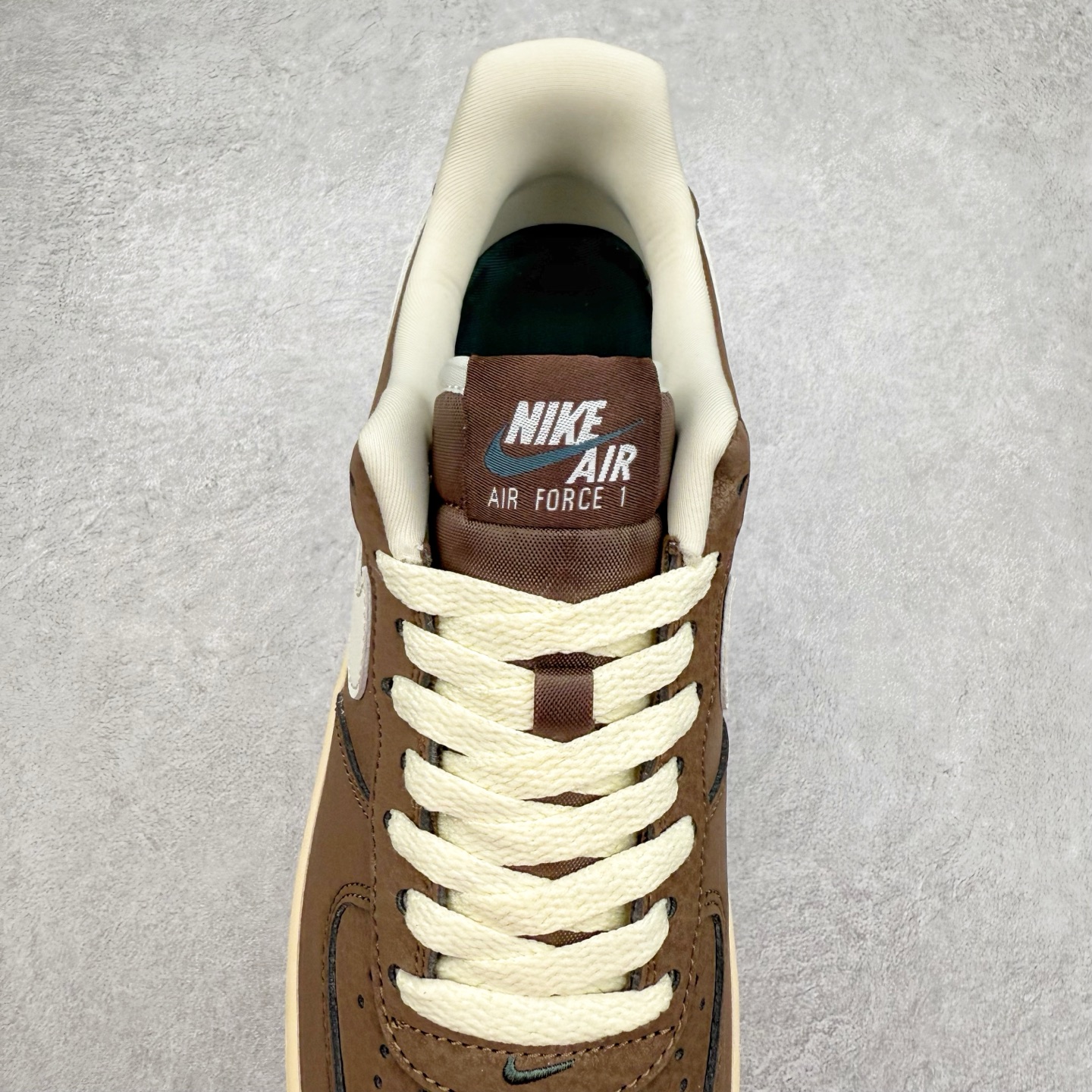 图片[5]-＃XT纯原 NK Air Force 1´07 Low 空军一号低帮百搭休闲运动板鞋 FZ3592-259 顶级批次 2022全新楦头鞋型 鱼鳞大底 历时开发三个月 清洁度完美 二维码鞋标 内置芯片及solo气垫 大底高度及其弧度依照正品 钢印 logo刺绣 鞋口弧度 鞋头长度 鞋面冲孔 鞋垫背胶及钢印 完美鞋型对比正品 每一处都是细节满满 柔软、弹性十足的缓震性能和出色的中底设计 横跨复古与现代的外型结合 造就出风靡全球 三十多年的Force 1 直到今天还深受青睐 实拍调校N版已经零色差零失真 百分百还原实物色彩所见即所得 不存在货不对板色差等低级问题 选购参考实物拍摄 不混卖不参货 只用心做好货严格选品 承诺混一赔十 尺码：36 36.5 37.5 38 38.5 39 40 40.5 41 42 42.5 43 44 44.5 45-选品中心