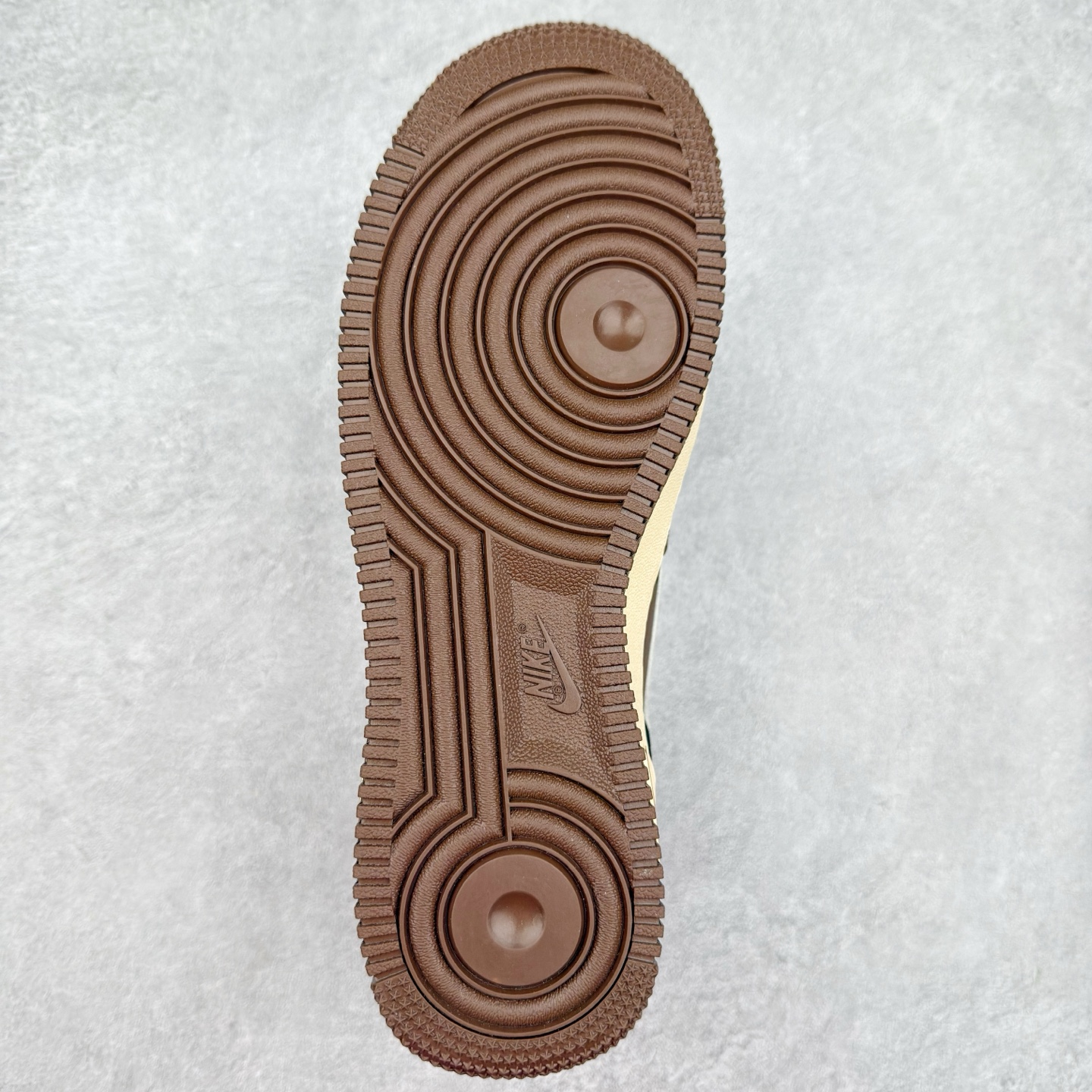 图片[9]-＃XT纯原 NK Air Force 1´07 Low 空军一号低帮百搭休闲运动板鞋 FZ3592-259 顶级批次 2022全新楦头鞋型 鱼鳞大底 历时开发三个月 清洁度完美 二维码鞋标 内置芯片及solo气垫 大底高度及其弧度依照正品 钢印 logo刺绣 鞋口弧度 鞋头长度 鞋面冲孔 鞋垫背胶及钢印 完美鞋型对比正品 每一处都是细节满满 柔软、弹性十足的缓震性能和出色的中底设计 横跨复古与现代的外型结合 造就出风靡全球 三十多年的Force 1 直到今天还深受青睐 实拍调校N版已经零色差零失真 百分百还原实物色彩所见即所得 不存在货不对板色差等低级问题 选购参考实物拍摄 不混卖不参货 只用心做好货严格选品 承诺混一赔十 尺码：36 36.5 37.5 38 38.5 39 40 40.5 41 42 42.5 43 44 44.5 45-选品中心