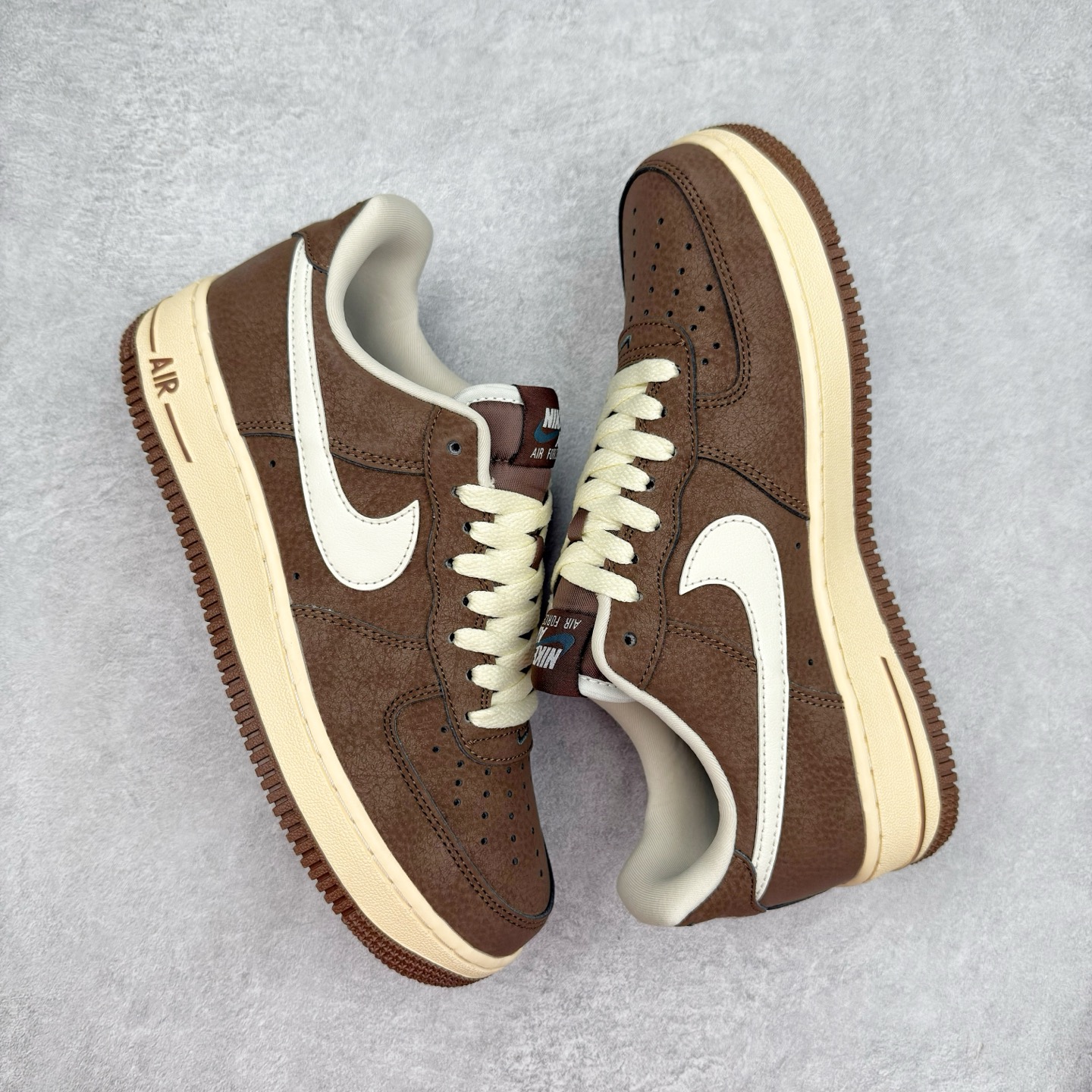 图片[3]-＃XT纯原 NK Air Force 1´07 Low 空军一号低帮百搭休闲运动板鞋 FZ3592-259 顶级批次 2022全新楦头鞋型 鱼鳞大底 历时开发三个月 清洁度完美 二维码鞋标 内置芯片及solo气垫 大底高度及其弧度依照正品 钢印 logo刺绣 鞋口弧度 鞋头长度 鞋面冲孔 鞋垫背胶及钢印 完美鞋型对比正品 每一处都是细节满满 柔软、弹性十足的缓震性能和出色的中底设计 横跨复古与现代的外型结合 造就出风靡全球 三十多年的Force 1 直到今天还深受青睐 实拍调校N版已经零色差零失真 百分百还原实物色彩所见即所得 不存在货不对板色差等低级问题 选购参考实物拍摄 不混卖不参货 只用心做好货严格选品 承诺混一赔十 尺码：36 36.5 37.5 38 38.5 39 40 40.5 41 42 42.5 43 44 44.5 45-选品中心