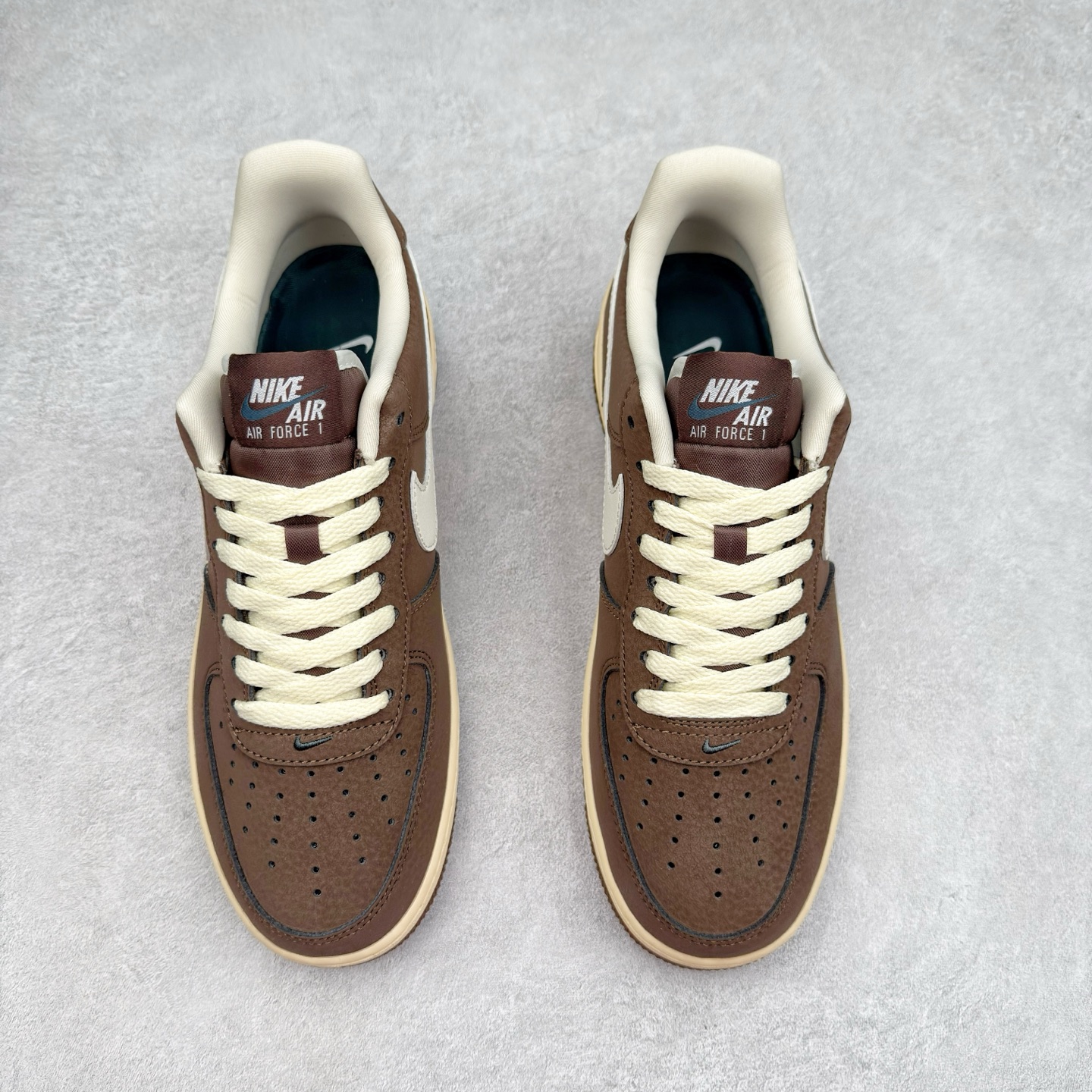 图片[2]-＃XT纯原 NK Air Force 1´07 Low 空军一号低帮百搭休闲运动板鞋 FZ3592-259 顶级批次 2022全新楦头鞋型 鱼鳞大底 历时开发三个月 清洁度完美 二维码鞋标 内置芯片及solo气垫 大底高度及其弧度依照正品 钢印 logo刺绣 鞋口弧度 鞋头长度 鞋面冲孔 鞋垫背胶及钢印 完美鞋型对比正品 每一处都是细节满满 柔软、弹性十足的缓震性能和出色的中底设计 横跨复古与现代的外型结合 造就出风靡全球 三十多年的Force 1 直到今天还深受青睐 实拍调校N版已经零色差零失真 百分百还原实物色彩所见即所得 不存在货不对板色差等低级问题 选购参考实物拍摄 不混卖不参货 只用心做好货严格选品 承诺混一赔十 尺码：36 36.5 37.5 38 38.5 39 40 40.5 41 42 42.5 43 44 44.5 45-选品中心