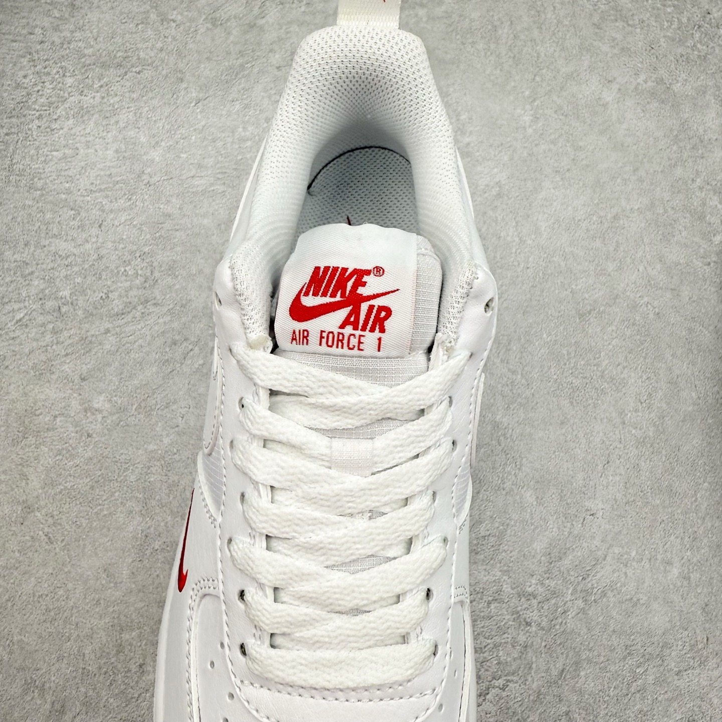 图片[5]-＃XT纯原 NK Air Force 1´07 Low 空军一号低帮百搭休闲运动板鞋 FZ7187-100 顶级批次 2022全新楦头鞋型 鱼鳞大底 历时开发三个月 清洁度完美 二维码鞋标 内置芯片及solo气垫 大底高度及其弧度依照正品 钢印 logo刺绣 鞋口弧度 鞋头长度 鞋面冲孔 鞋垫背胶及钢印 完美鞋型对比正品 每一处都是细节满满 柔软、弹性十足的缓震性能和出色的中底设计 横跨复古与现代的外型结合 造就出风靡全球 三十多年的Force 1 直到今天还深受青睐 实拍调校N版已经零色差零失真 百分百还原实物色彩所见即所得 不存在货不对板色差等低级问题 选购参考实物拍摄 不混卖不参货 只用心做好货严格选品 承诺混一赔十 尺码：36 36.5 37.5 38 38.5 39 40 40.5 41 42 42.5 43 44 44.5 45-选品中心