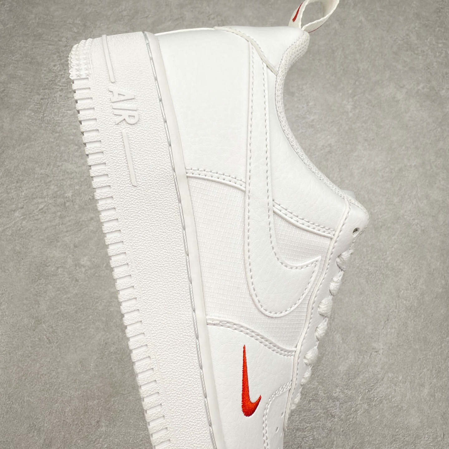 图片[6]-＃XT纯原 NK Air Force 1´07 Low 空军一号低帮百搭休闲运动板鞋 FZ7187-100 顶级批次 2022全新楦头鞋型 鱼鳞大底 历时开发三个月 清洁度完美 二维码鞋标 内置芯片及solo气垫 大底高度及其弧度依照正品 钢印 logo刺绣 鞋口弧度 鞋头长度 鞋面冲孔 鞋垫背胶及钢印 完美鞋型对比正品 每一处都是细节满满 柔软、弹性十足的缓震性能和出色的中底设计 横跨复古与现代的外型结合 造就出风靡全球 三十多年的Force 1 直到今天还深受青睐 实拍调校N版已经零色差零失真 百分百还原实物色彩所见即所得 不存在货不对板色差等低级问题 选购参考实物拍摄 不混卖不参货 只用心做好货严格选品 承诺混一赔十 尺码：36 36.5 37.5 38 38.5 39 40 40.5 41 42 42.5 43 44 44.5 45-选品中心