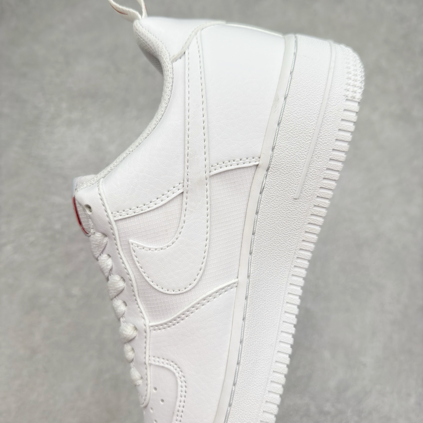 图片[7]-＃XT纯原 NK Air Force 1´07 Low 空军一号低帮百搭休闲运动板鞋 FZ7187-100 顶级批次 2022全新楦头鞋型 鱼鳞大底 历时开发三个月 清洁度完美 二维码鞋标 内置芯片及solo气垫 大底高度及其弧度依照正品 钢印 logo刺绣 鞋口弧度 鞋头长度 鞋面冲孔 鞋垫背胶及钢印 完美鞋型对比正品 每一处都是细节满满 柔软、弹性十足的缓震性能和出色的中底设计 横跨复古与现代的外型结合 造就出风靡全球 三十多年的Force 1 直到今天还深受青睐 实拍调校N版已经零色差零失真 百分百还原实物色彩所见即所得 不存在货不对板色差等低级问题 选购参考实物拍摄 不混卖不参货 只用心做好货严格选品 承诺混一赔十 尺码：36 36.5 37.5 38 38.5 39 40 40.5 41 42 42.5 43 44 44.5 45-选品中心