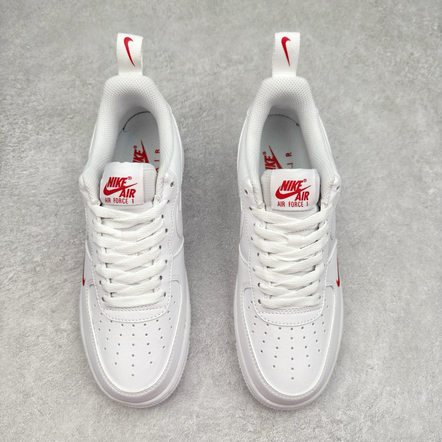 图片[2]-＃XT纯原 NK Air Force 1´07 Low 空军一号低帮百搭休闲运动板鞋 FZ7187-100 顶级批次 2022全新楦头鞋型 鱼鳞大底 历时开发三个月 清洁度完美 二维码鞋标 内置芯片及solo气垫 大底高度及其弧度依照正品 钢印 logo刺绣 鞋口弧度 鞋头长度 鞋面冲孔 鞋垫背胶及钢印 完美鞋型对比正品 每一处都是细节满满 柔软、弹性十足的缓震性能和出色的中底设计 横跨复古与现代的外型结合 造就出风靡全球 三十多年的Force 1 直到今天还深受青睐 实拍调校N版已经零色差零失真 百分百还原实物色彩所见即所得 不存在货不对板色差等低级问题 选购参考实物拍摄 不混卖不参货 只用心做好货严格选品 承诺混一赔十 尺码：36 36.5 37.5 38 38.5 39 40 40.5 41 42 42.5 43 44 44.5 45-选品中心