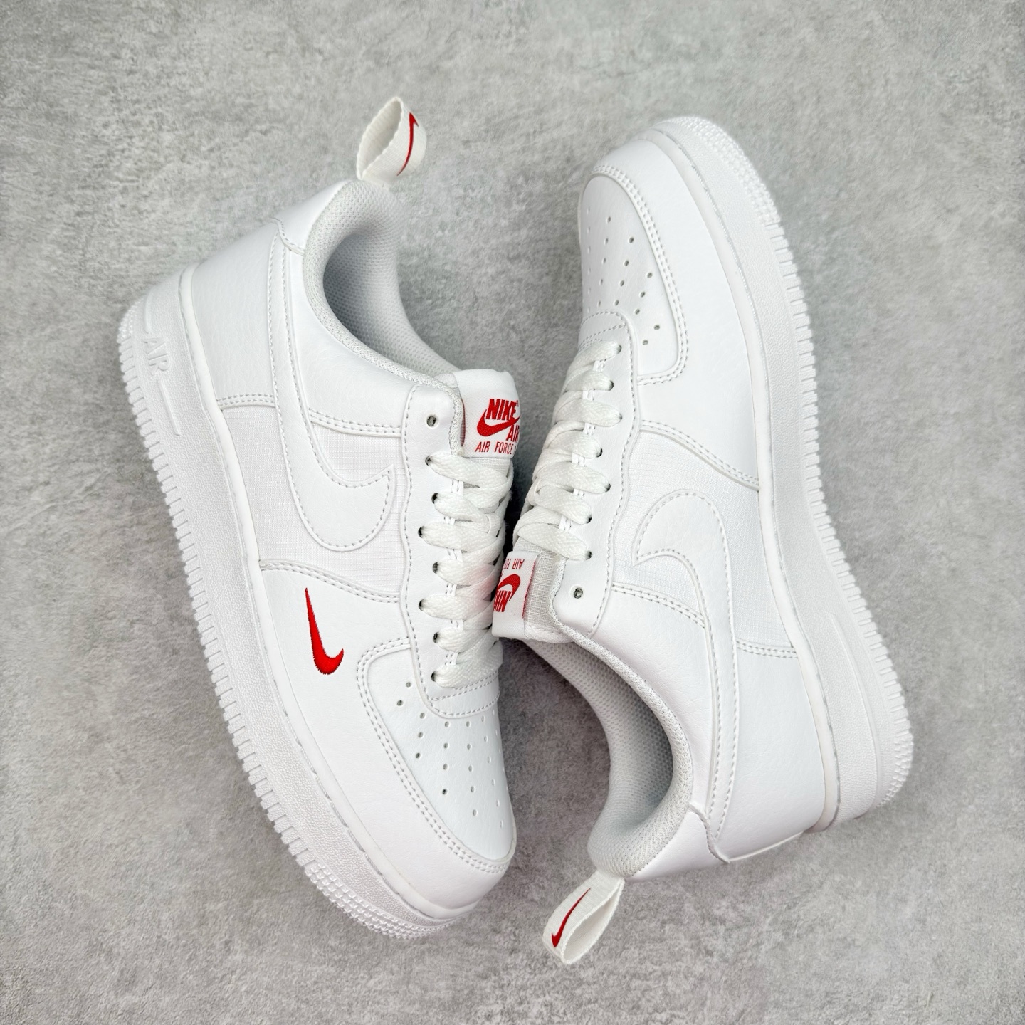 图片[3]-＃XT纯原 NK Air Force 1´07 Low 空军一号低帮百搭休闲运动板鞋 FZ7187-100 顶级批次 2022全新楦头鞋型 鱼鳞大底 历时开发三个月 清洁度完美 二维码鞋标 内置芯片及solo气垫 大底高度及其弧度依照正品 钢印 logo刺绣 鞋口弧度 鞋头长度 鞋面冲孔 鞋垫背胶及钢印 完美鞋型对比正品 每一处都是细节满满 柔软、弹性十足的缓震性能和出色的中底设计 横跨复古与现代的外型结合 造就出风靡全球 三十多年的Force 1 直到今天还深受青睐 实拍调校N版已经零色差零失真 百分百还原实物色彩所见即所得 不存在货不对板色差等低级问题 选购参考实物拍摄 不混卖不参货 只用心做好货严格选品 承诺混一赔十 尺码：36 36.5 37.5 38 38.5 39 40 40.5 41 42 42.5 43 44 44.5 45-选品中心