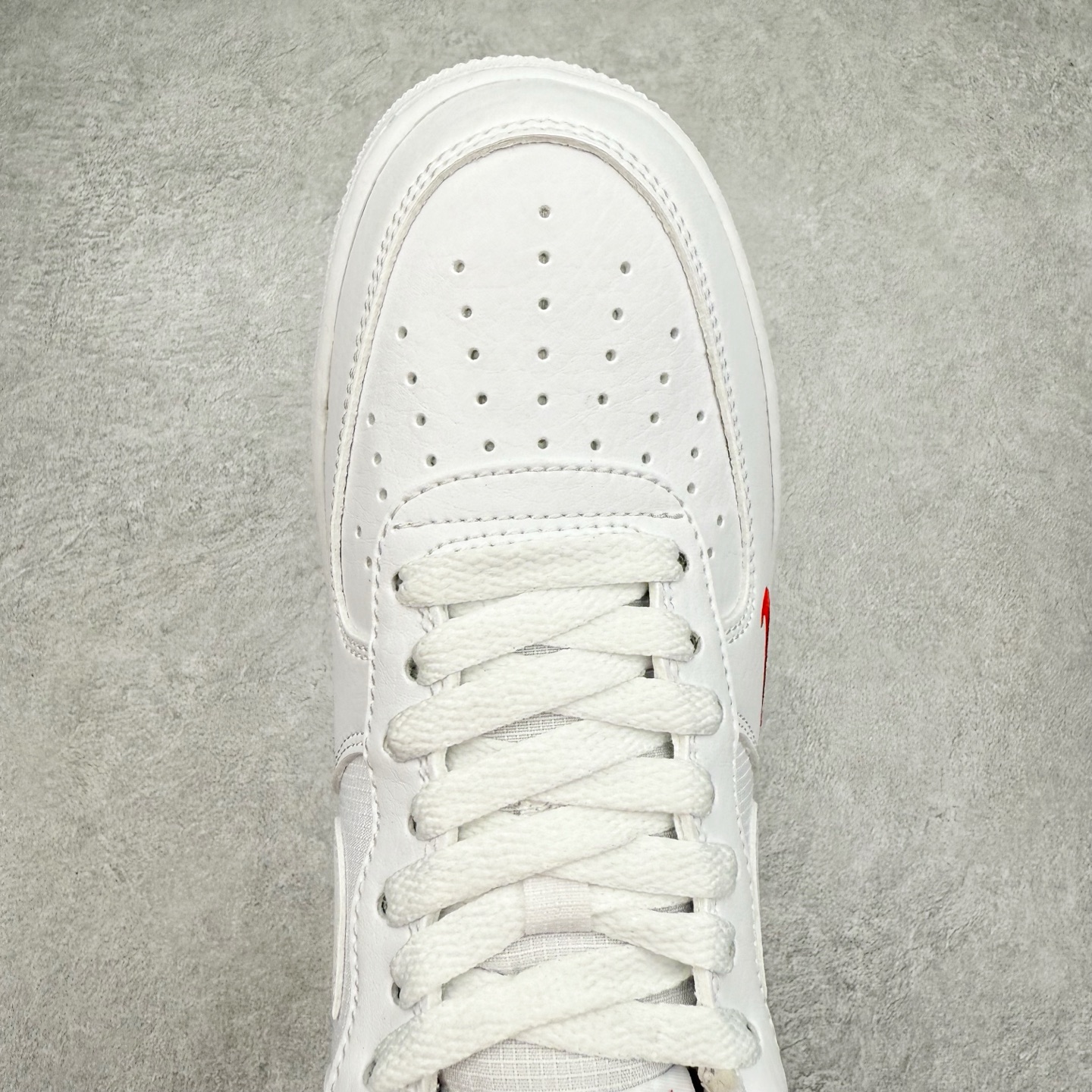 图片[4]-＃XT纯原 NK Air Force 1´07 Low 空军一号低帮百搭休闲运动板鞋 FZ7187-100 顶级批次 2022全新楦头鞋型 鱼鳞大底 历时开发三个月 清洁度完美 二维码鞋标 内置芯片及solo气垫 大底高度及其弧度依照正品 钢印 logo刺绣 鞋口弧度 鞋头长度 鞋面冲孔 鞋垫背胶及钢印 完美鞋型对比正品 每一处都是细节满满 柔软、弹性十足的缓震性能和出色的中底设计 横跨复古与现代的外型结合 造就出风靡全球 三十多年的Force 1 直到今天还深受青睐 实拍调校N版已经零色差零失真 百分百还原实物色彩所见即所得 不存在货不对板色差等低级问题 选购参考实物拍摄 不混卖不参货 只用心做好货严格选品 承诺混一赔十 尺码：36 36.5 37.5 38 38.5 39 40 40.5 41 42 42.5 43 44 44.5 45-选品中心